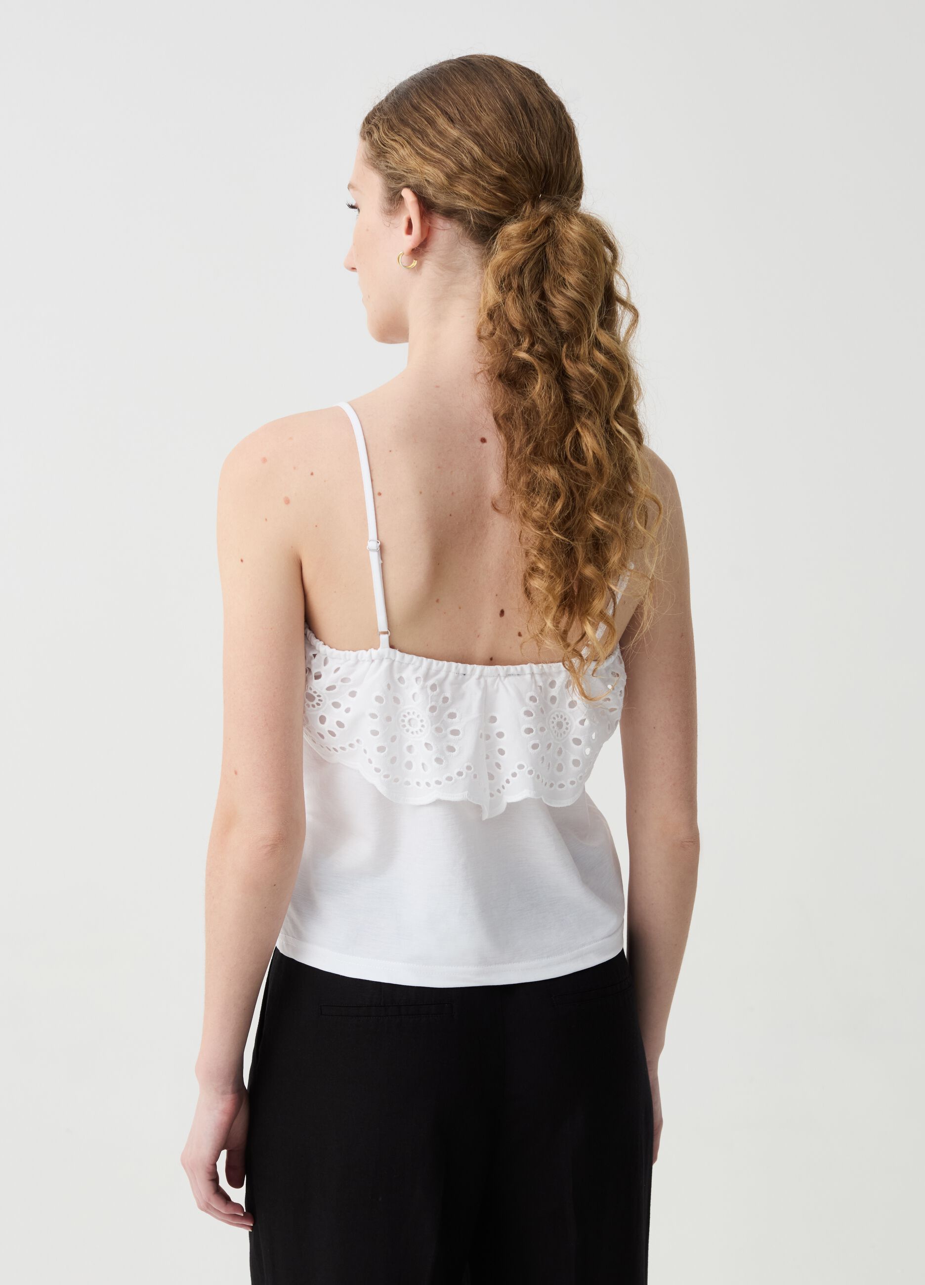 Top with frills in openwork broderie anglaise.