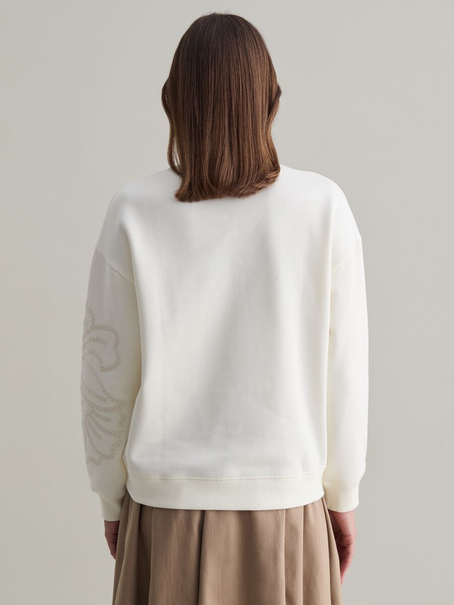 Sweatshirt with floral embroidery_2
