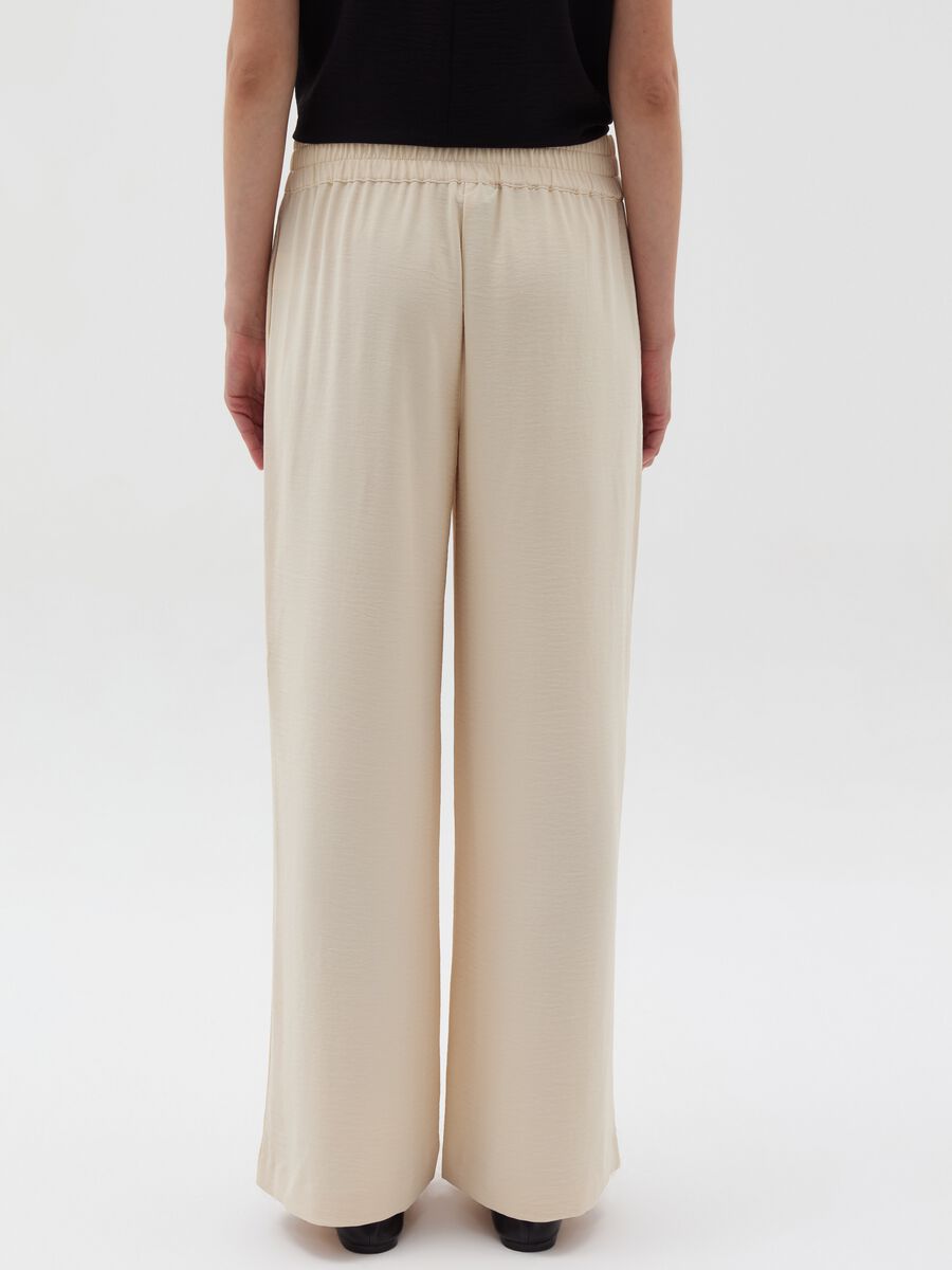 Crinkle-effect fluid trousers_2