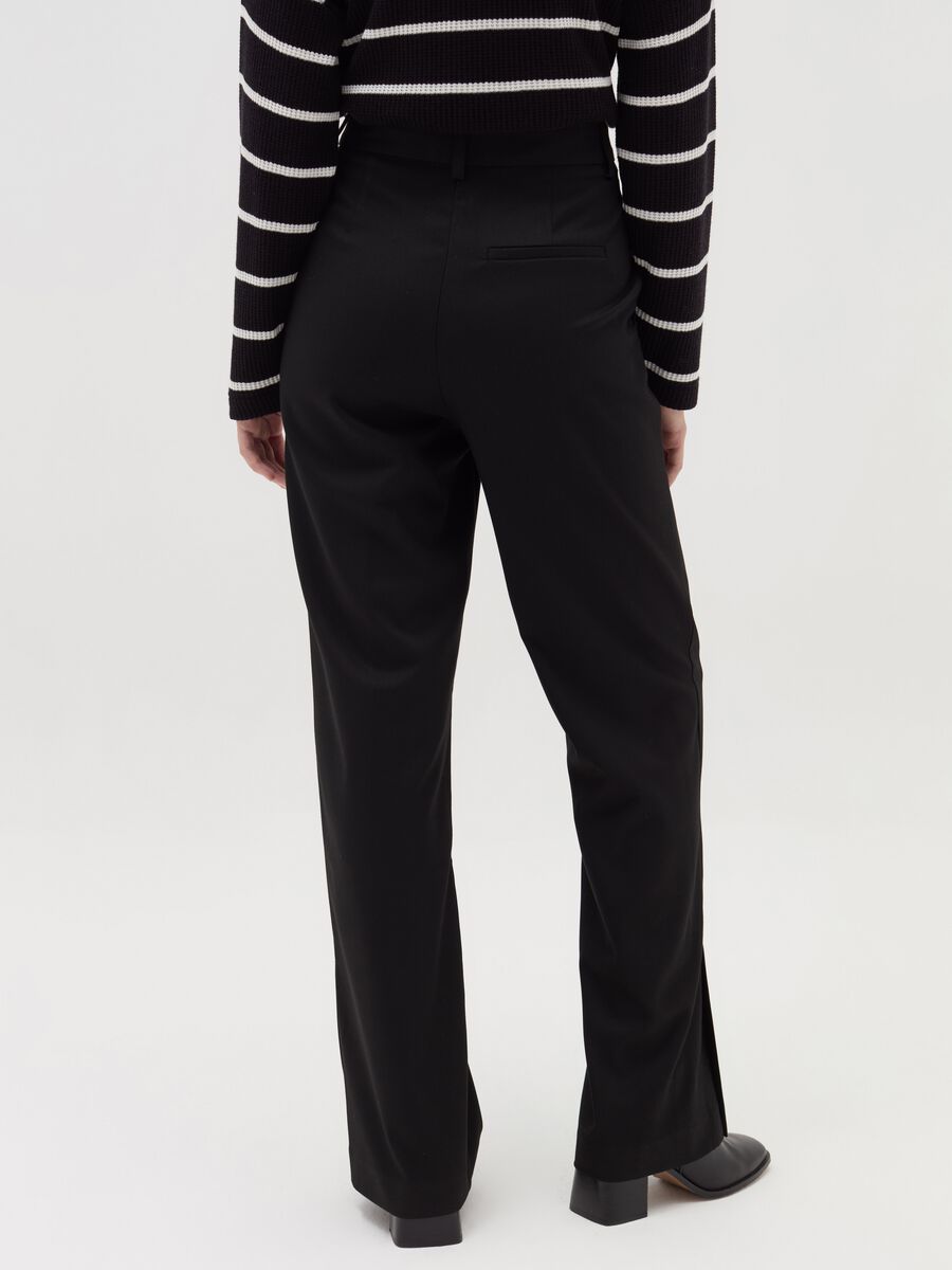 Trousers with splits on the hem_2