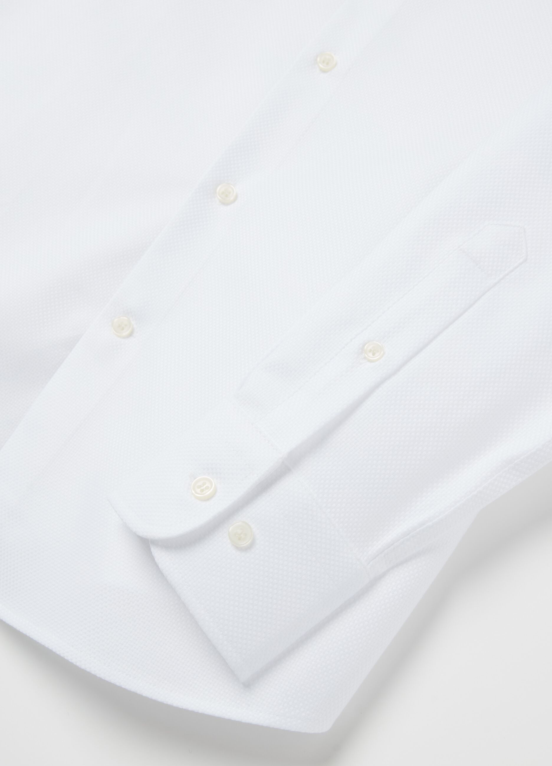 Slim-fit shirt with cut-away collar