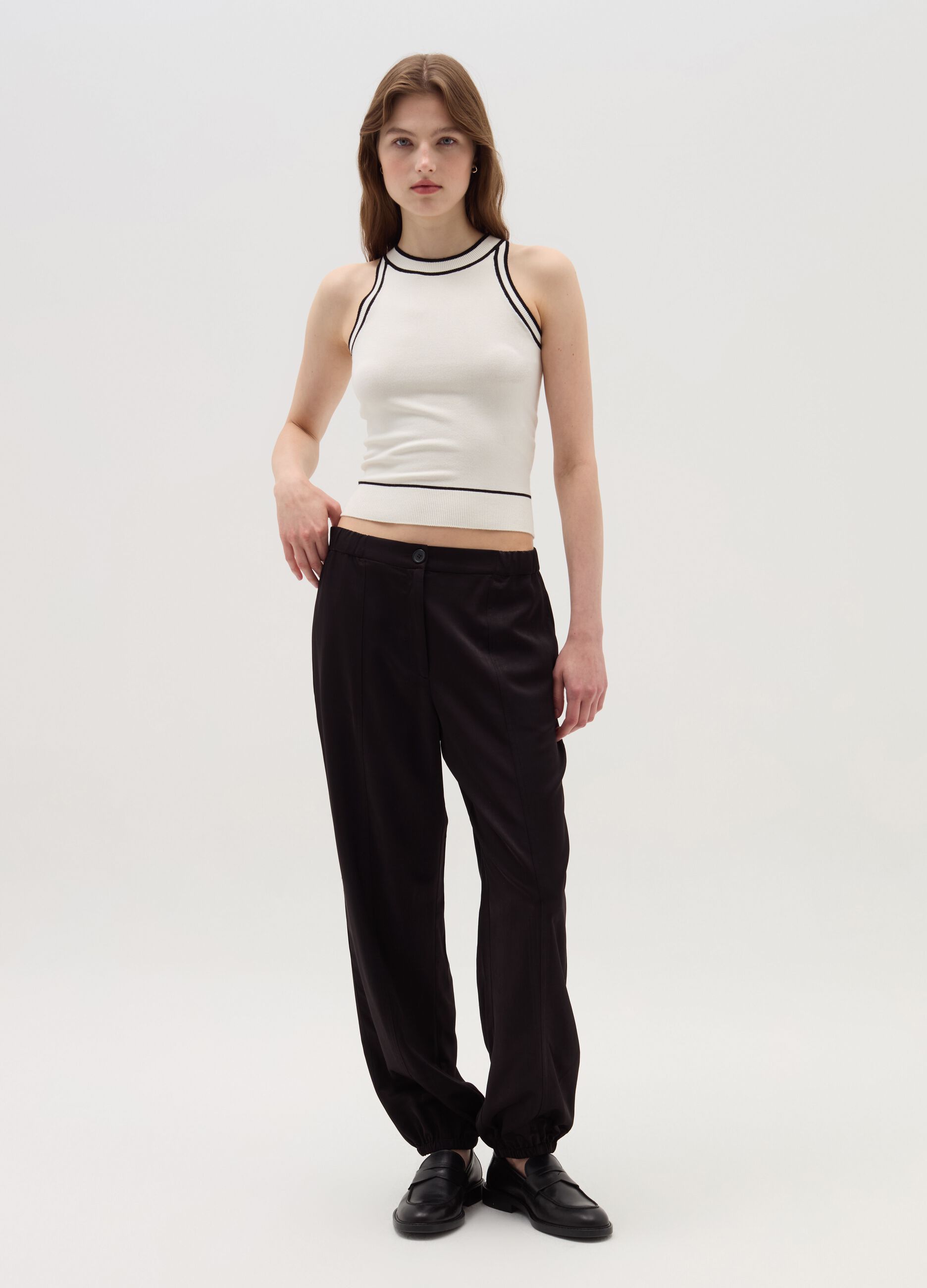 Pull-on trousers with raised stitching