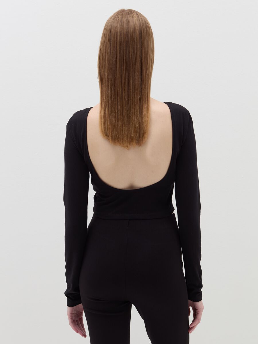 T-shirt with bare back_2