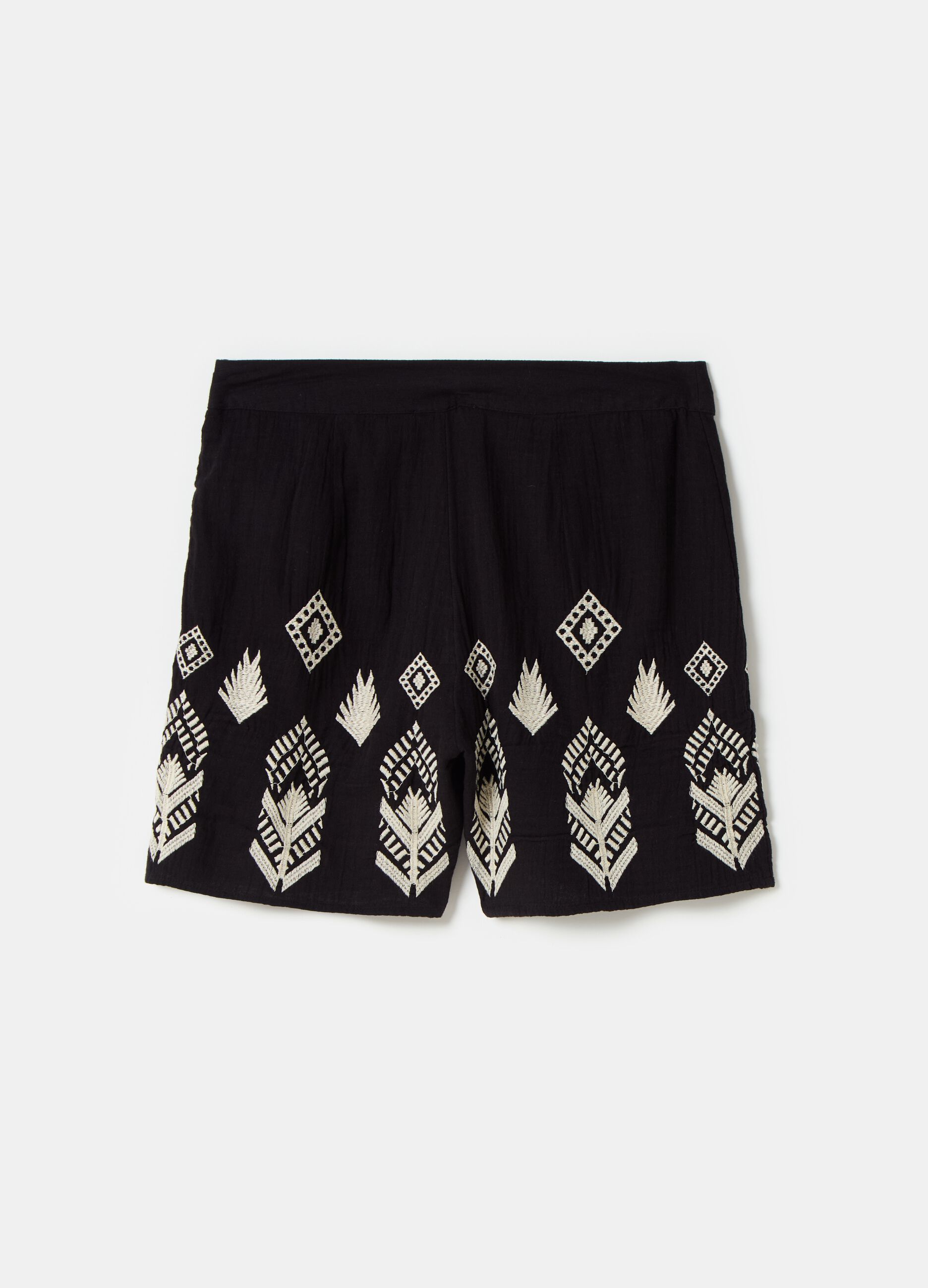 Gauze shorts with ethnic embroidery