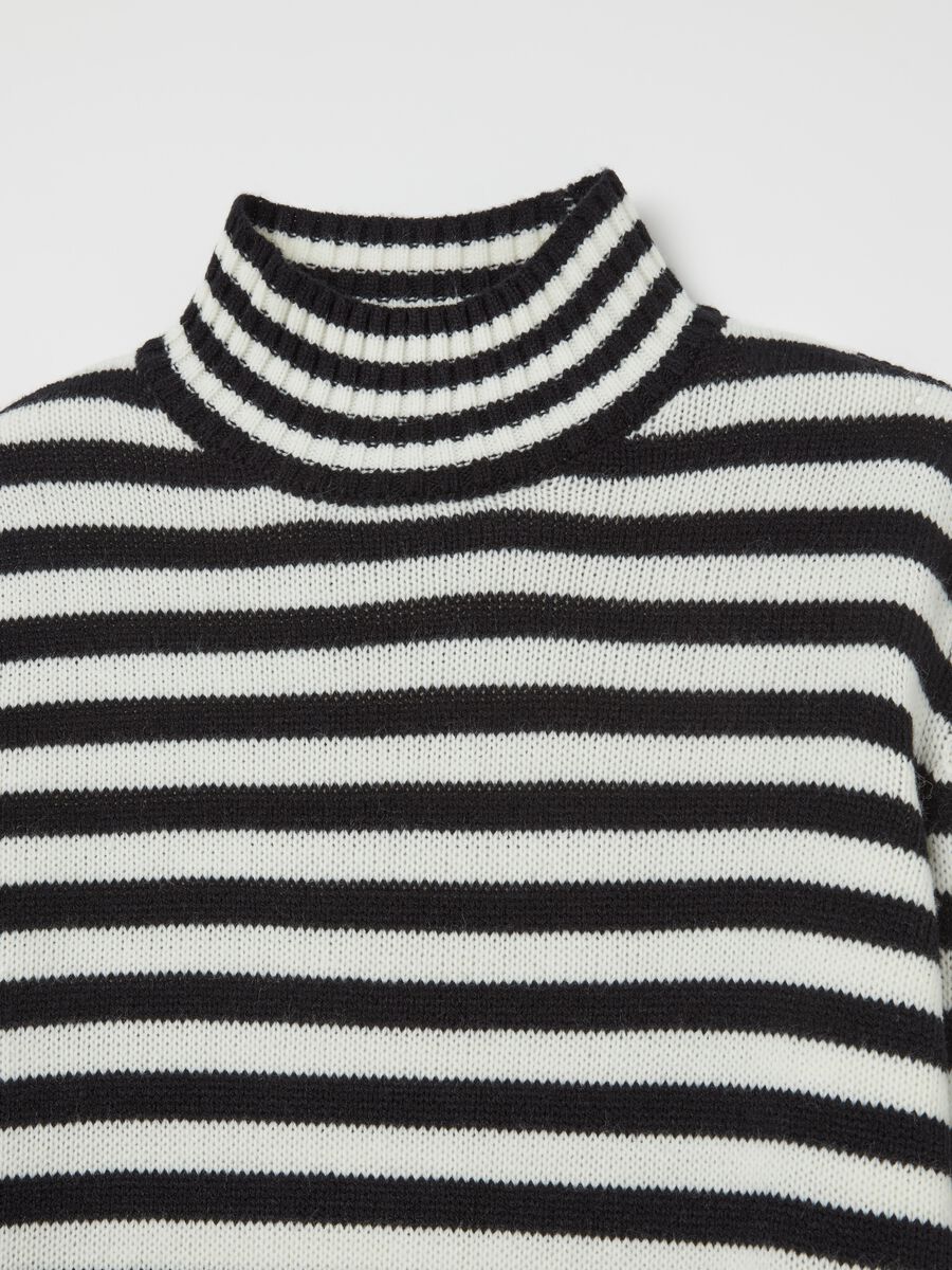 High-neck top with striped pattern_5