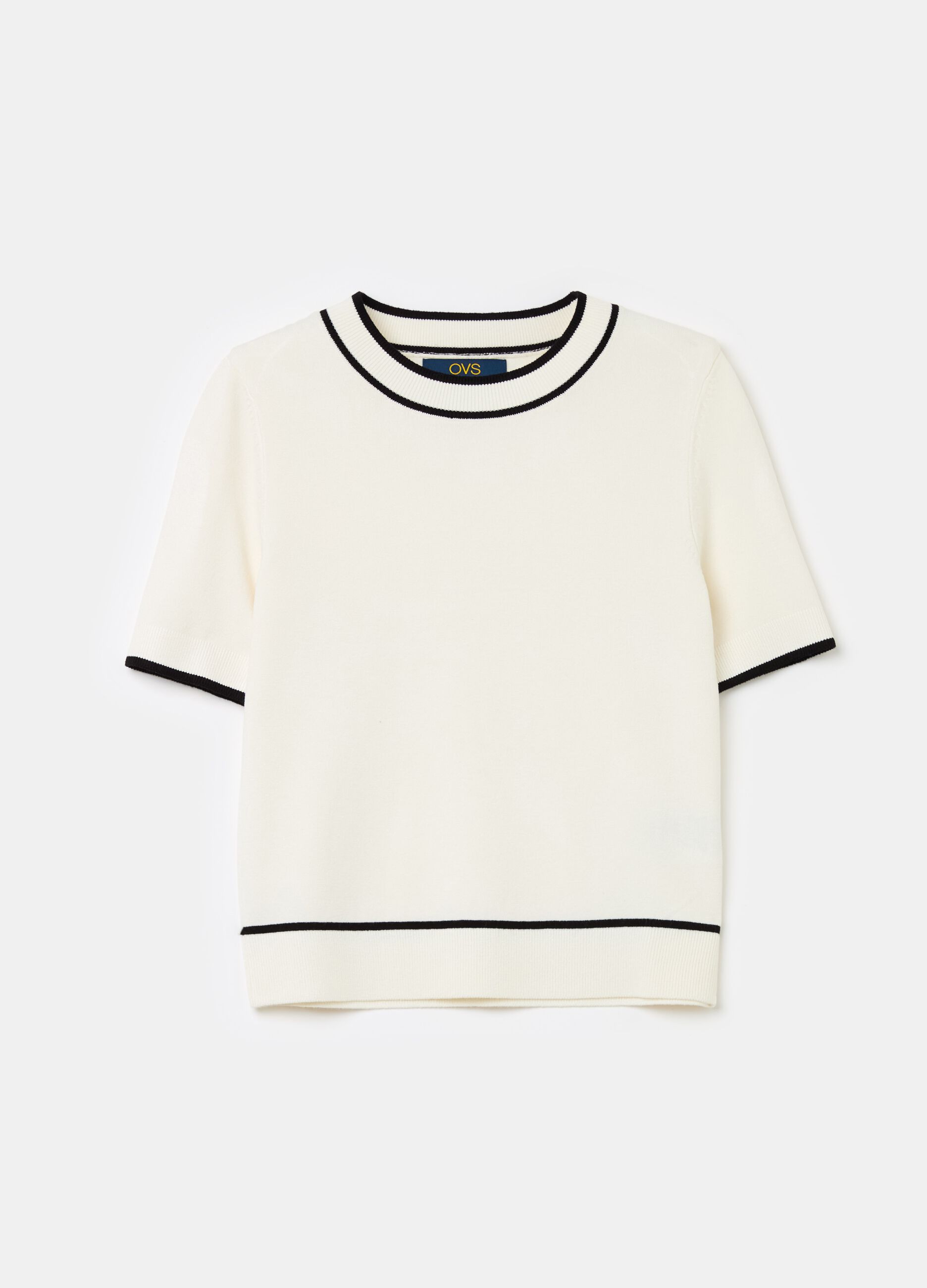 Short-sleeved top with contrasting edges