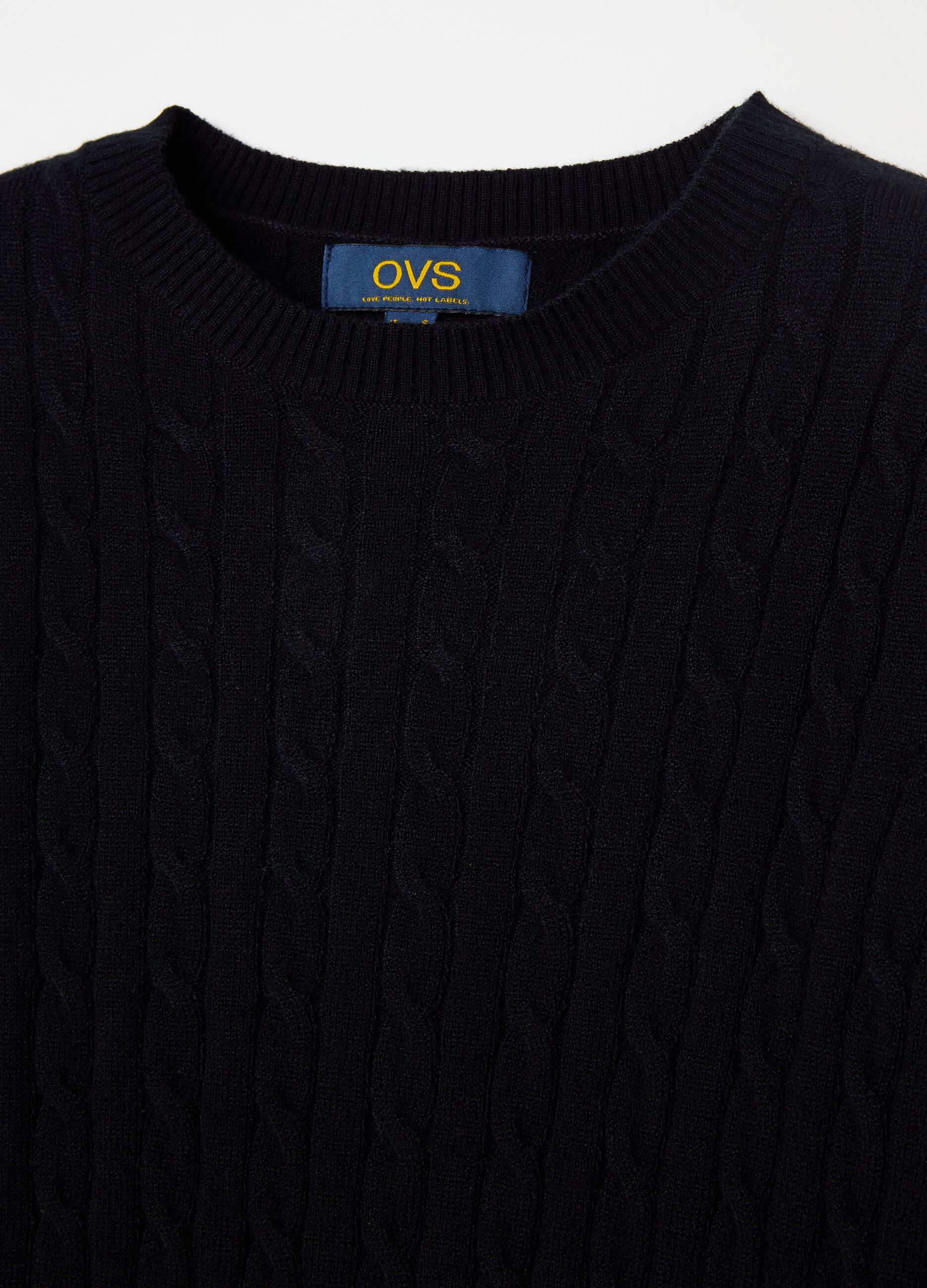 Ribbed pullover with cable-knit design