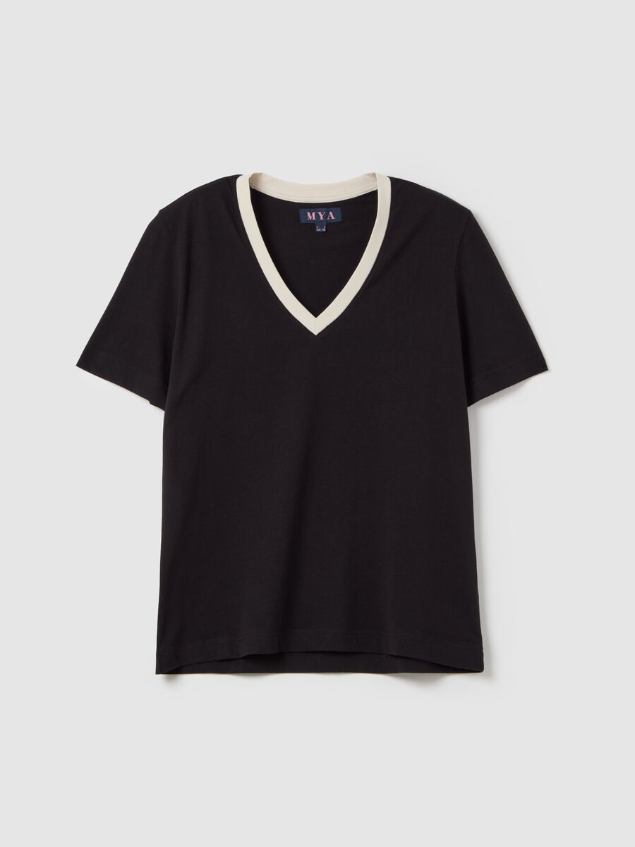 Curvy T-shirt with contrasting V neck_0