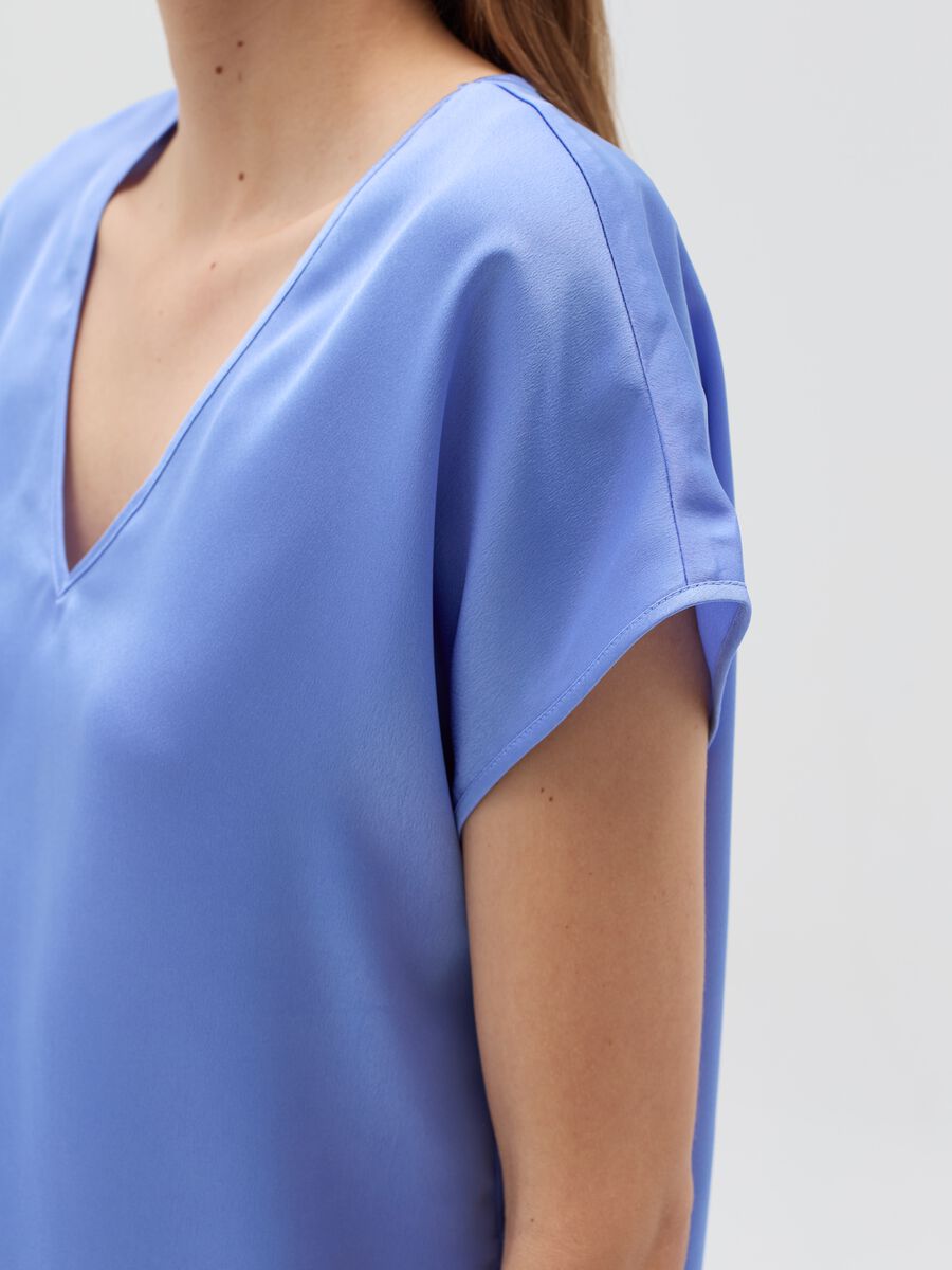 Blusa in satin con scollo a V_3