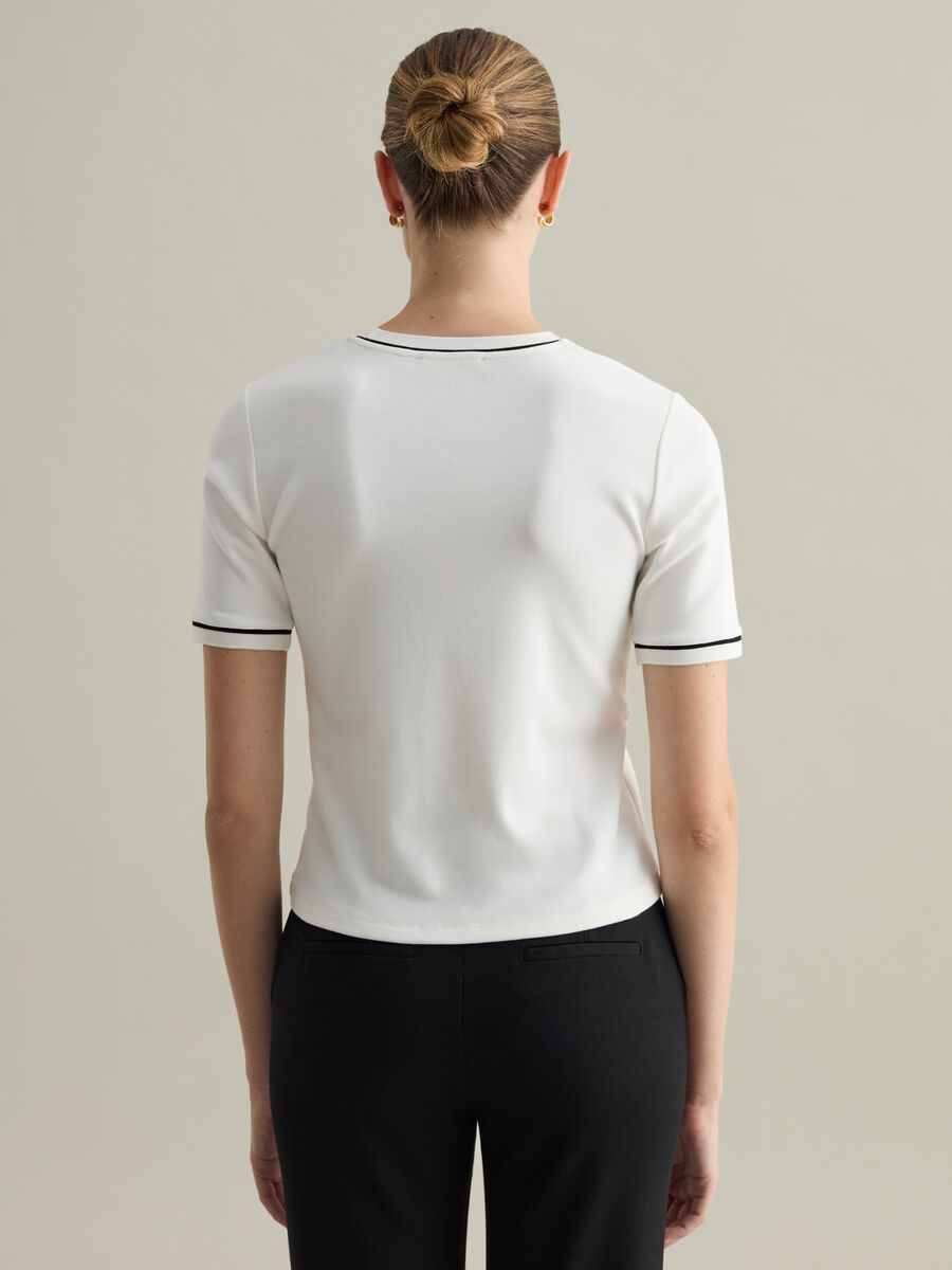 Contemporary T-shirt with contrasting piping_5