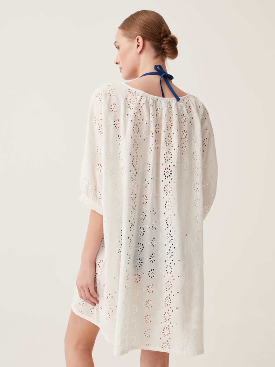 Beach cover-up in 100% cotton broderie anglaise._2