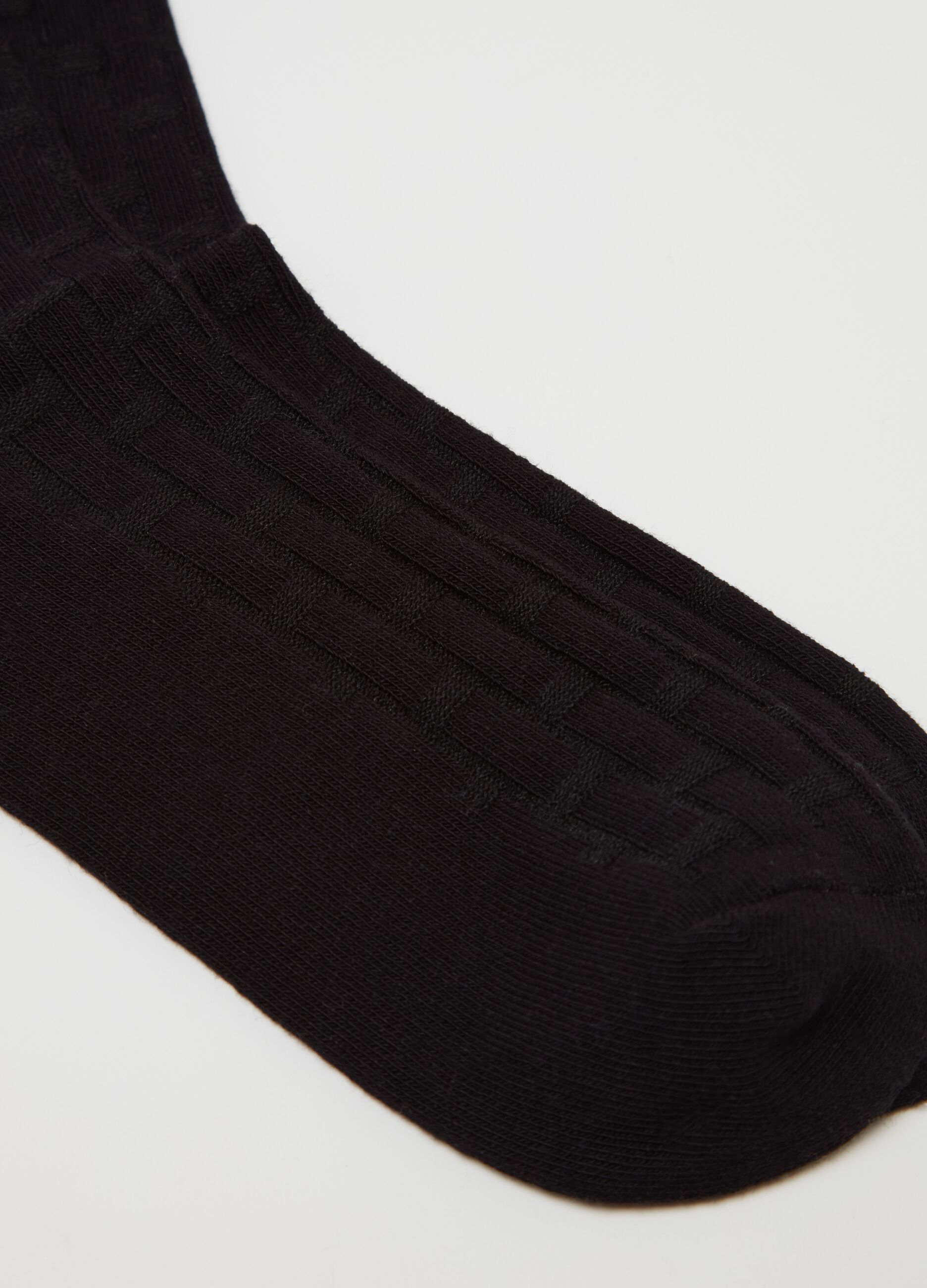 Two-pair pack short socks with woven design