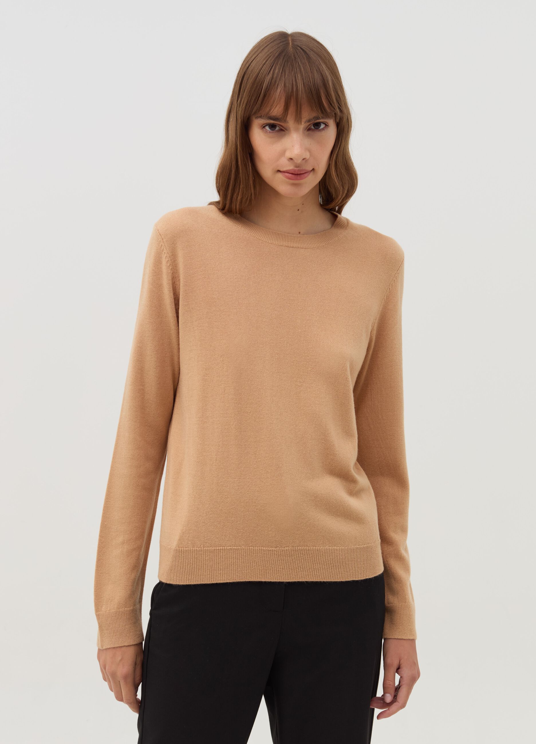 Top with long sleeves and round neck