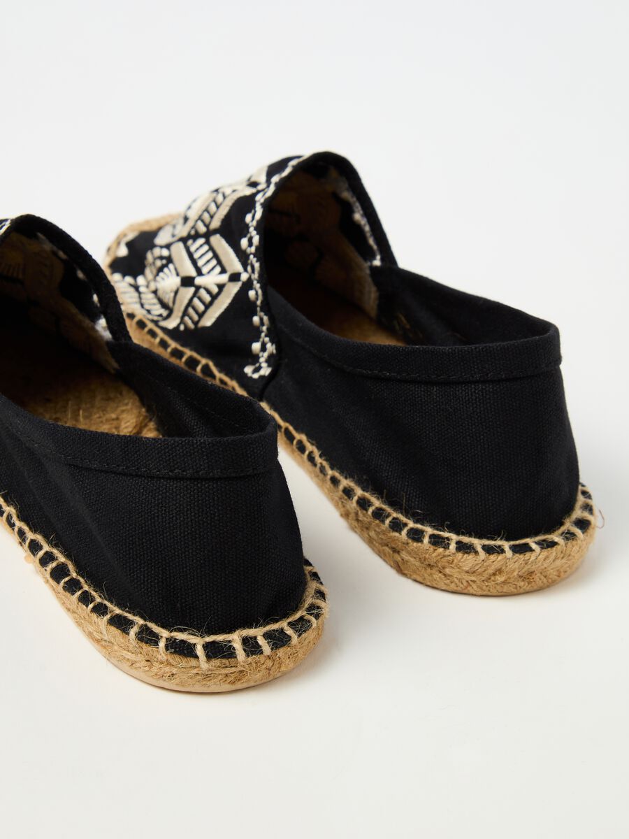 Espadrilles with ethnic embroidery_2