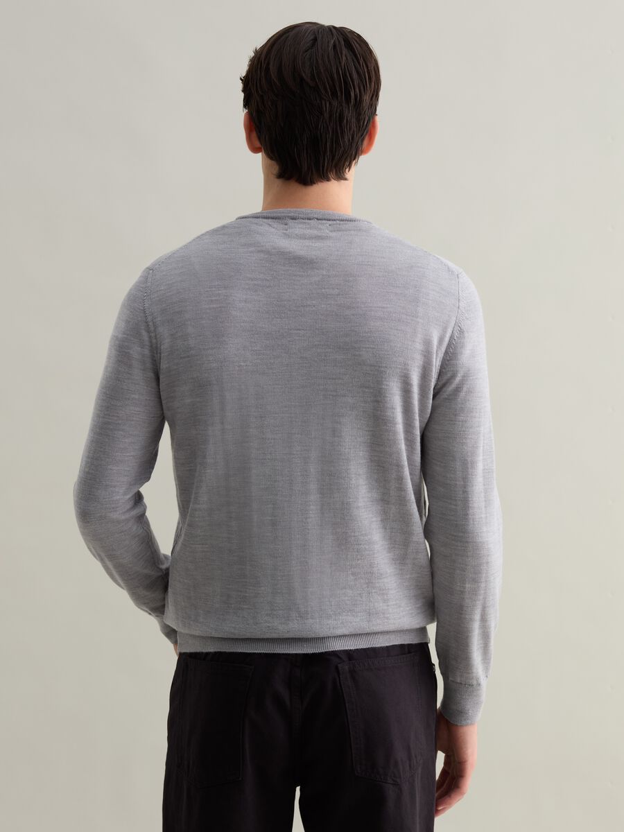 Merino wool pullover with V neck_3