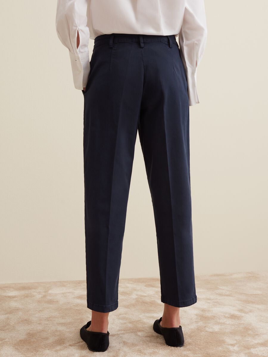 Cropped chino trousers with darts_2