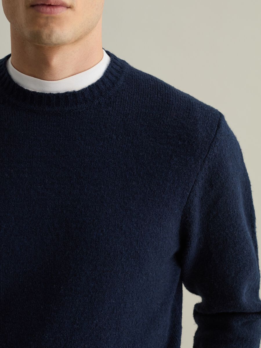 Contemporary pullover with round neck_3