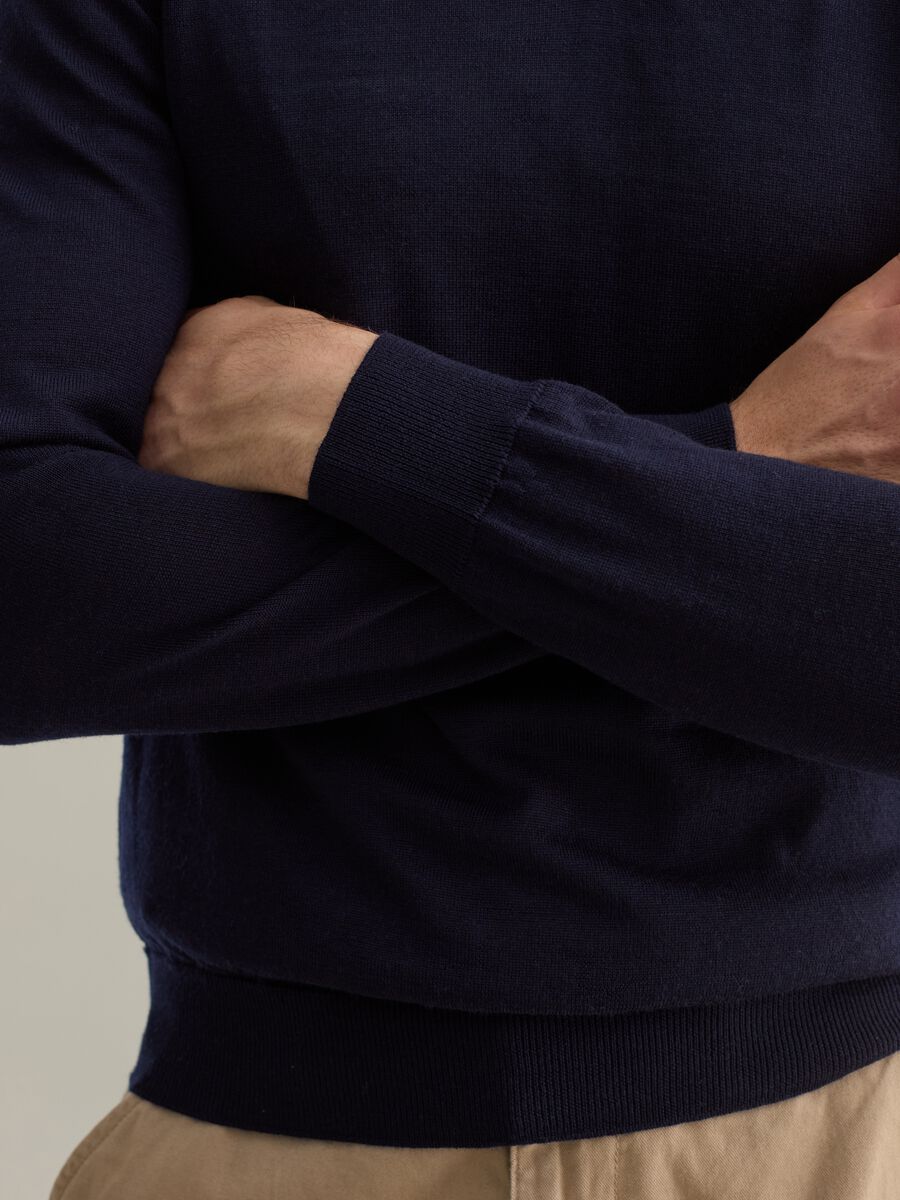 Merino wool pullover with V neck_2