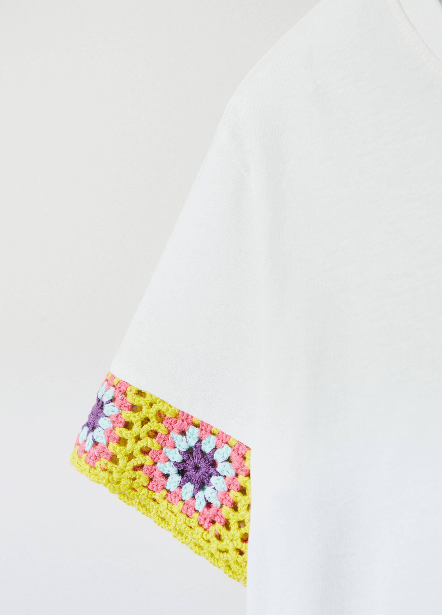 Cropped T-shirt with crochet insert