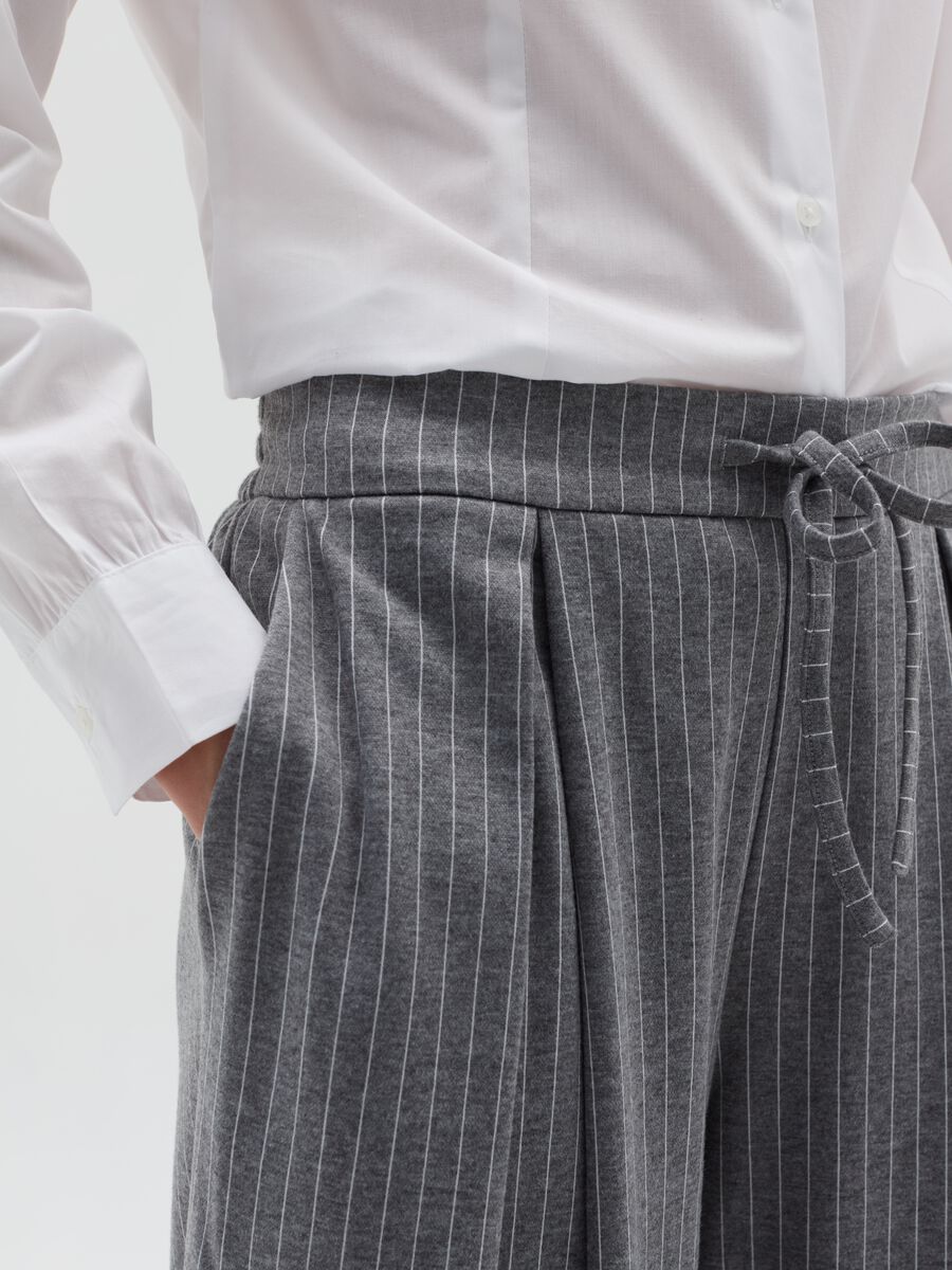 Wide-leg pinstriped trousers with darts_3