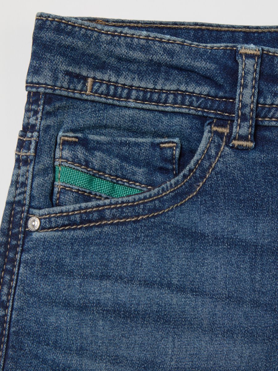 Jeans with five pockets and "Sk8 & Spray” print_3