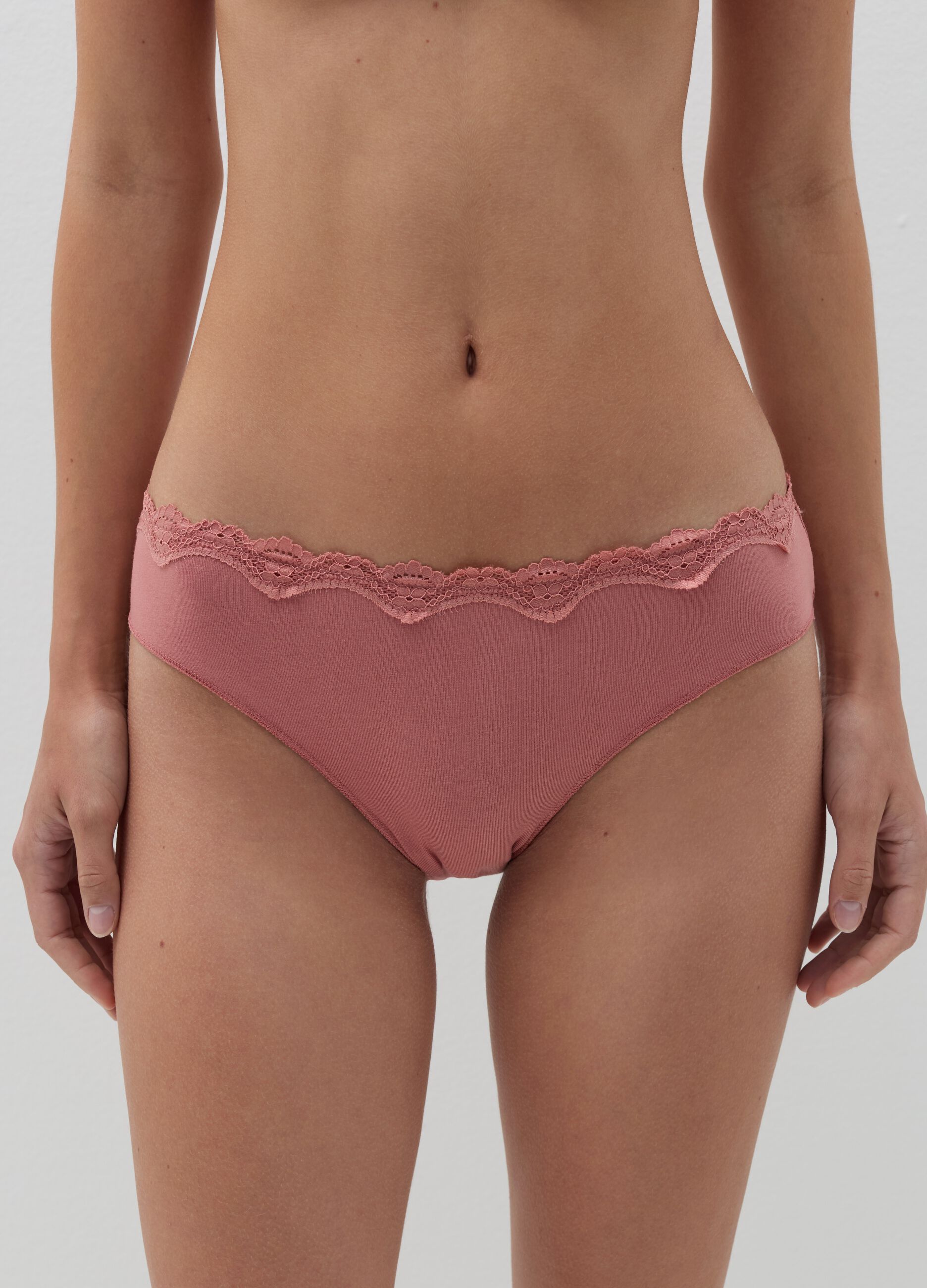 Briefs in organic cotton with lace trim