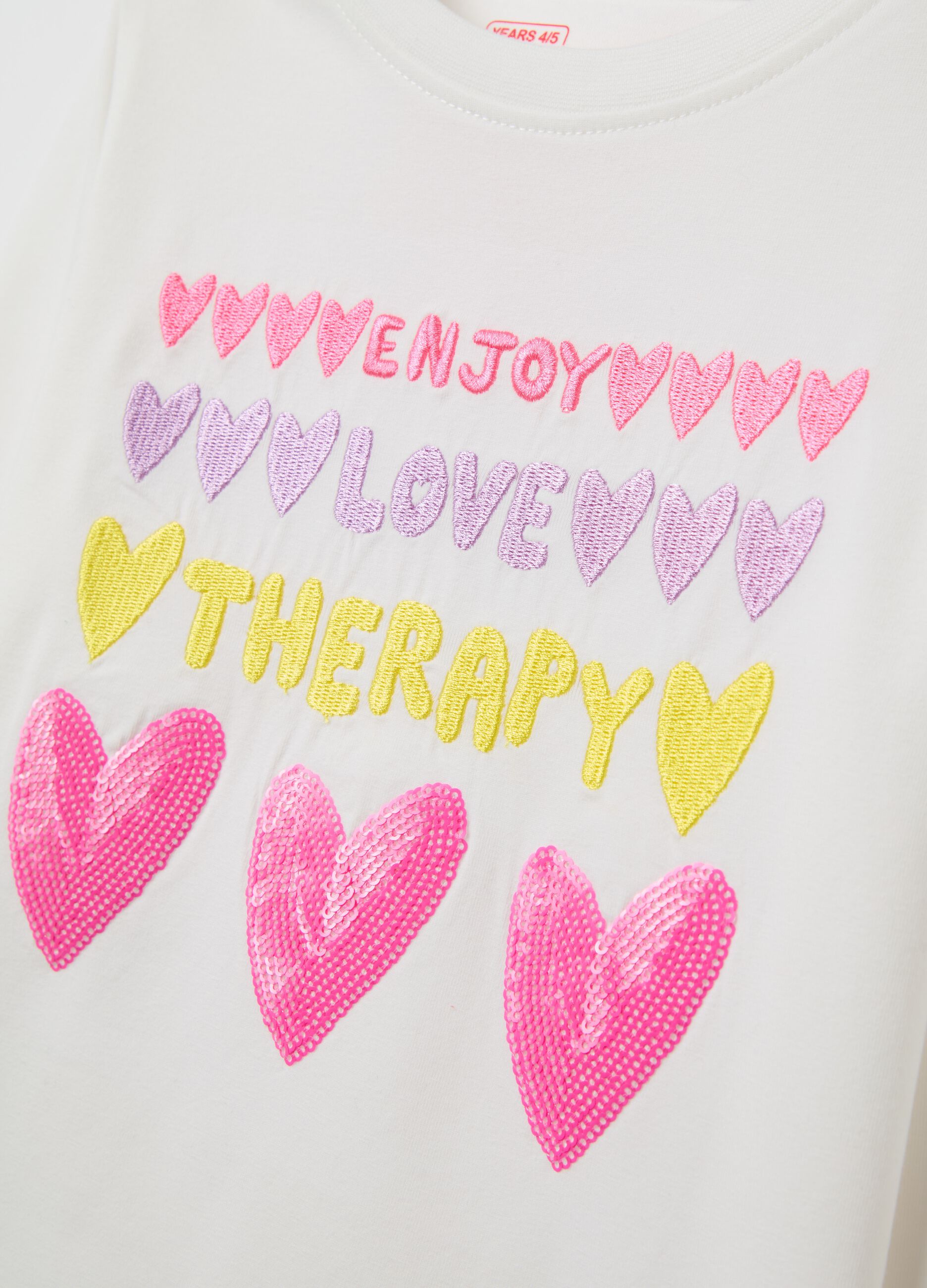 T-shirt con ricamo "Enjoy Love Therapy"