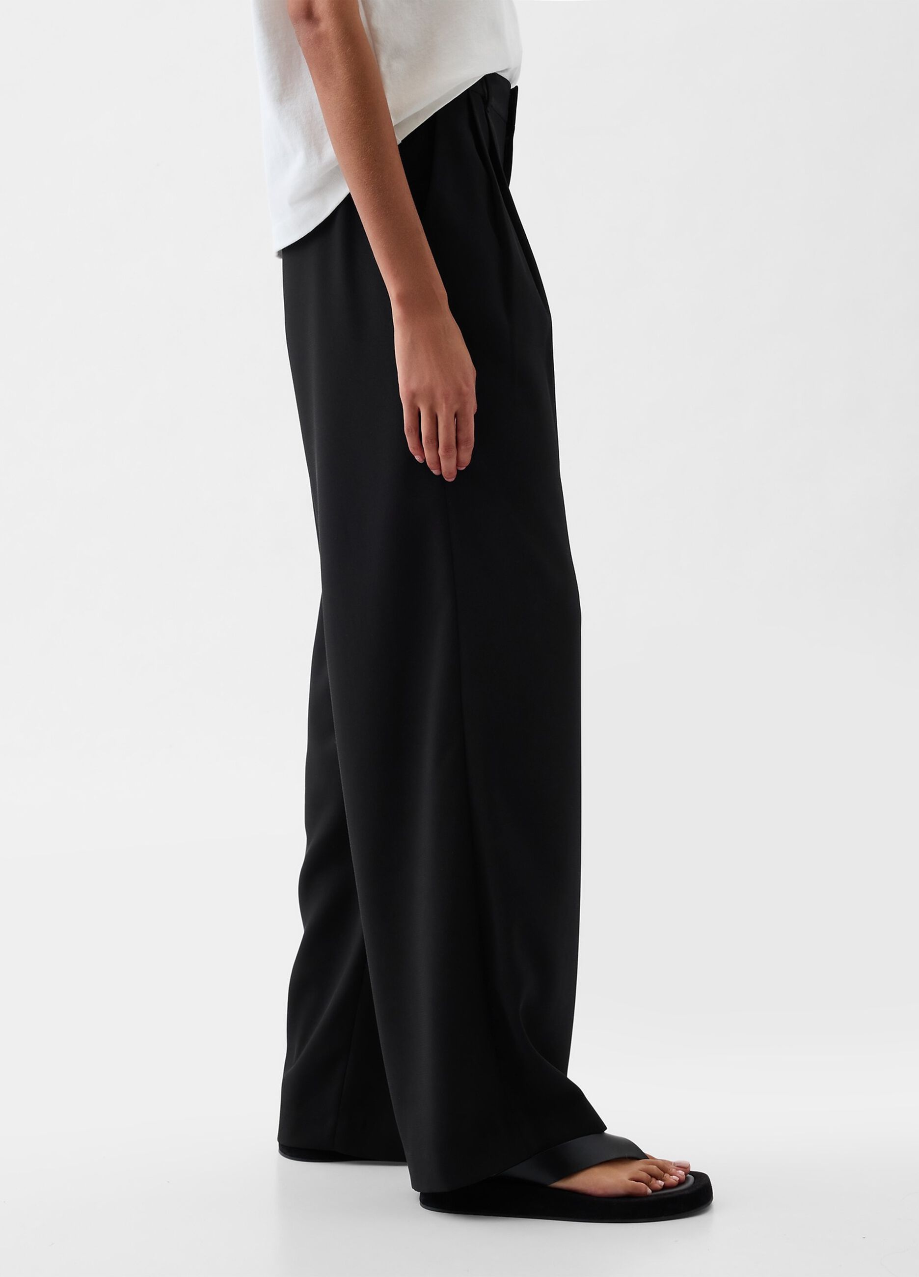 Wide-leg trousers with high waist and darts