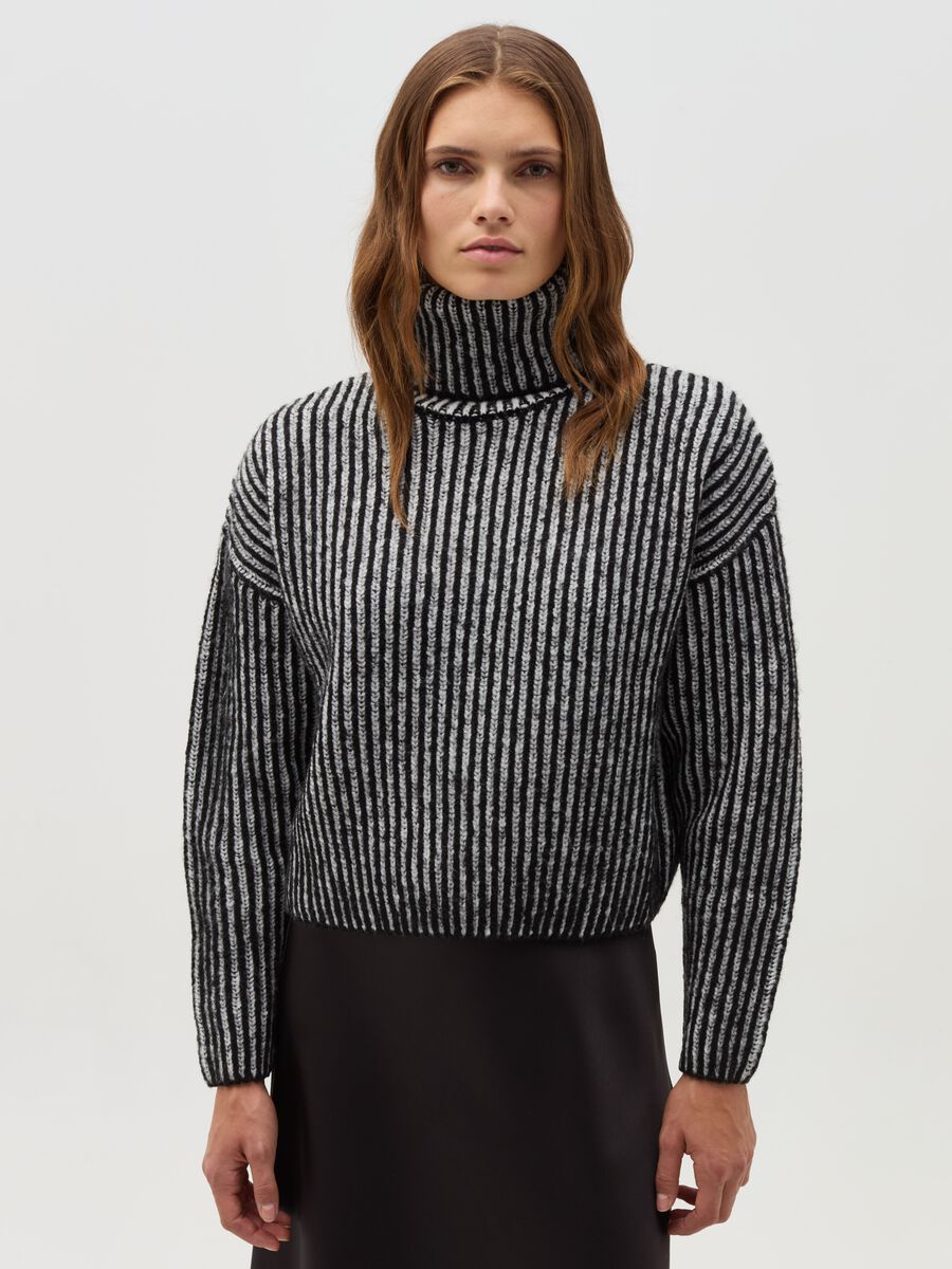 Pullover with high neck and striped pattern_1