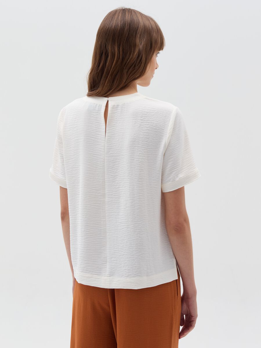 Blusa effetto crinkle con spacchetti_2