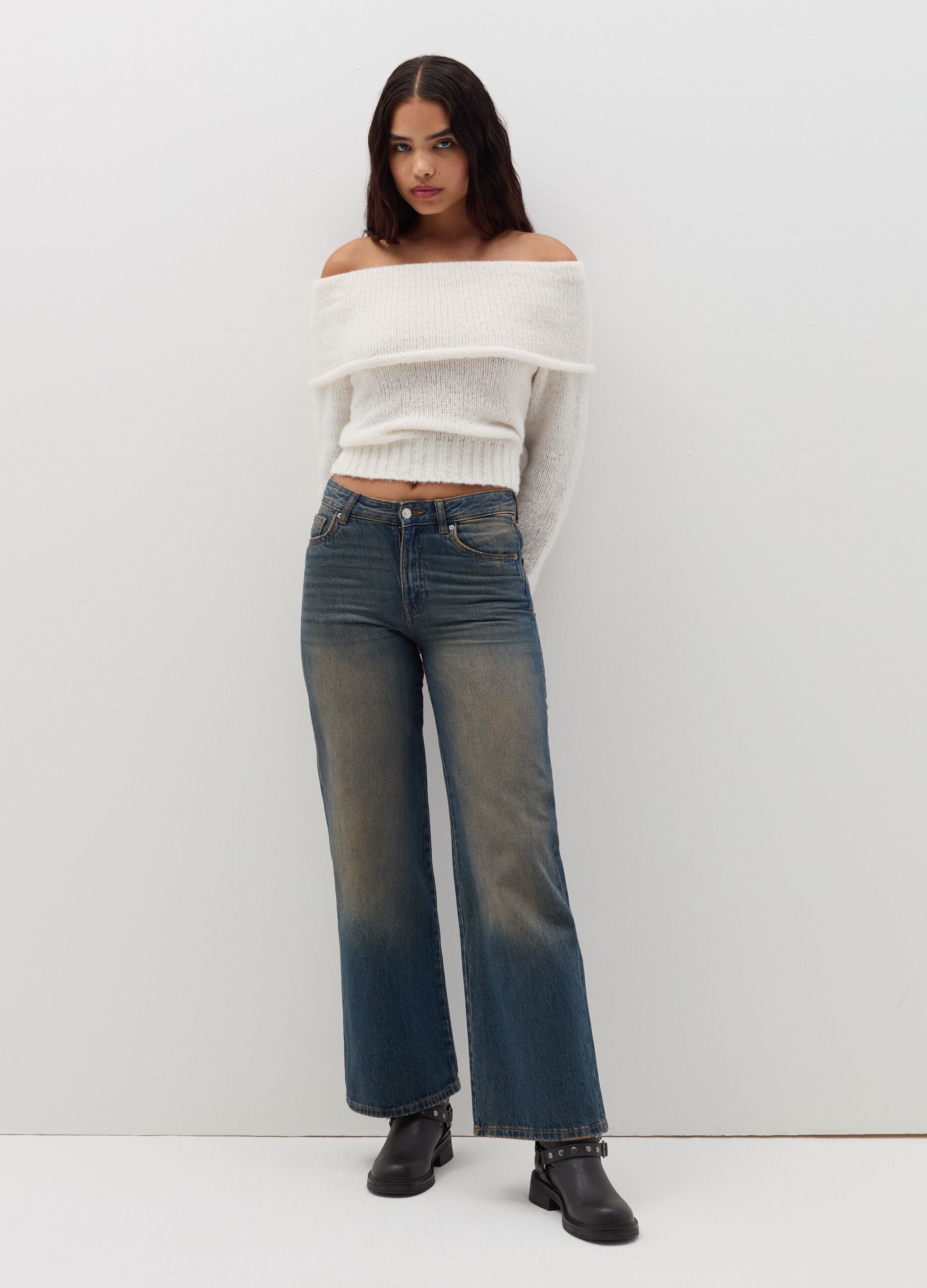 Wide-leg jeans with low waist