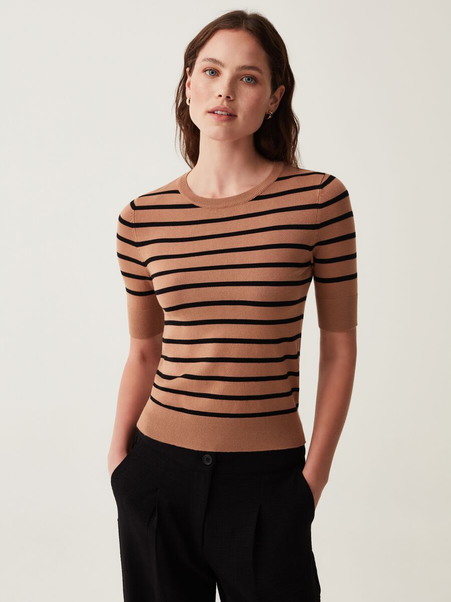 Short-sleeved top with striped pattern_0