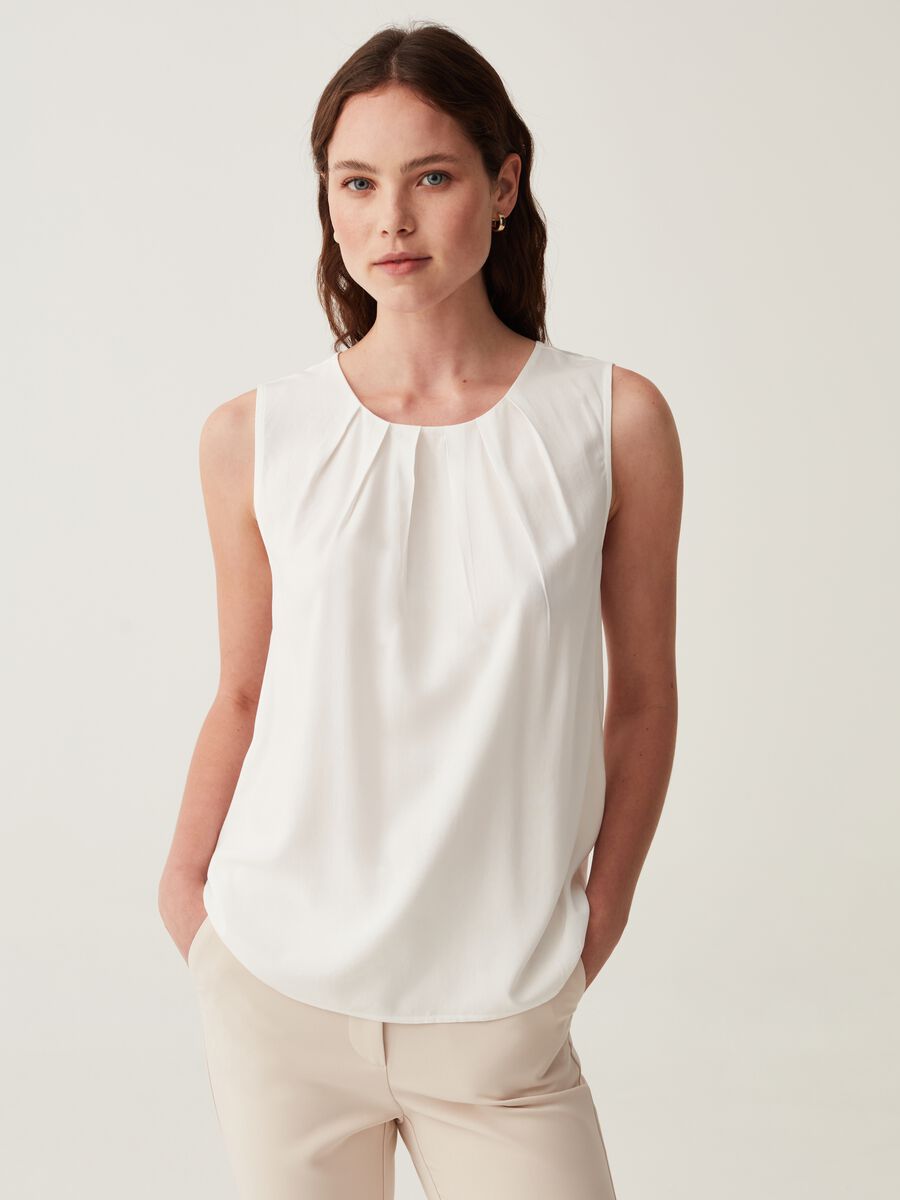 Sleeveless blouse with pleating_0