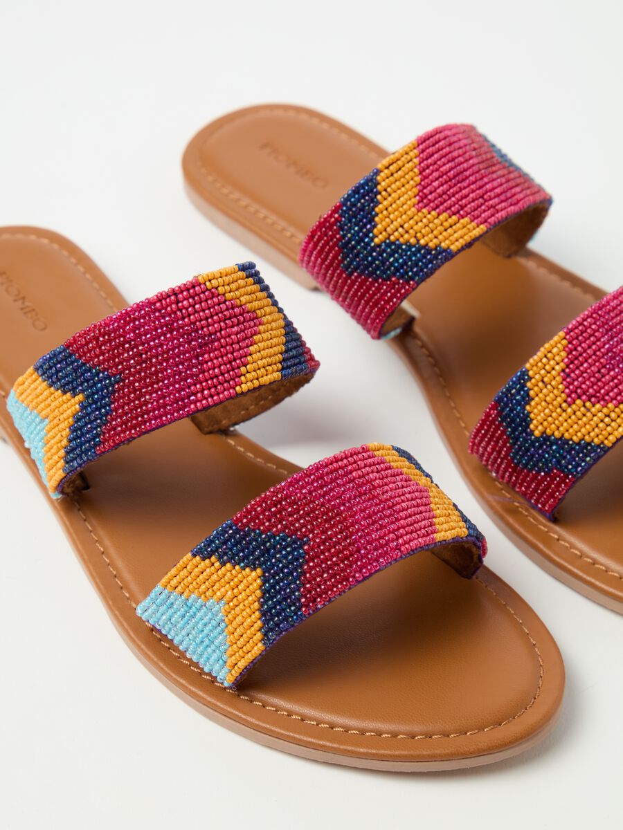 Double-banded sandals with beads_1