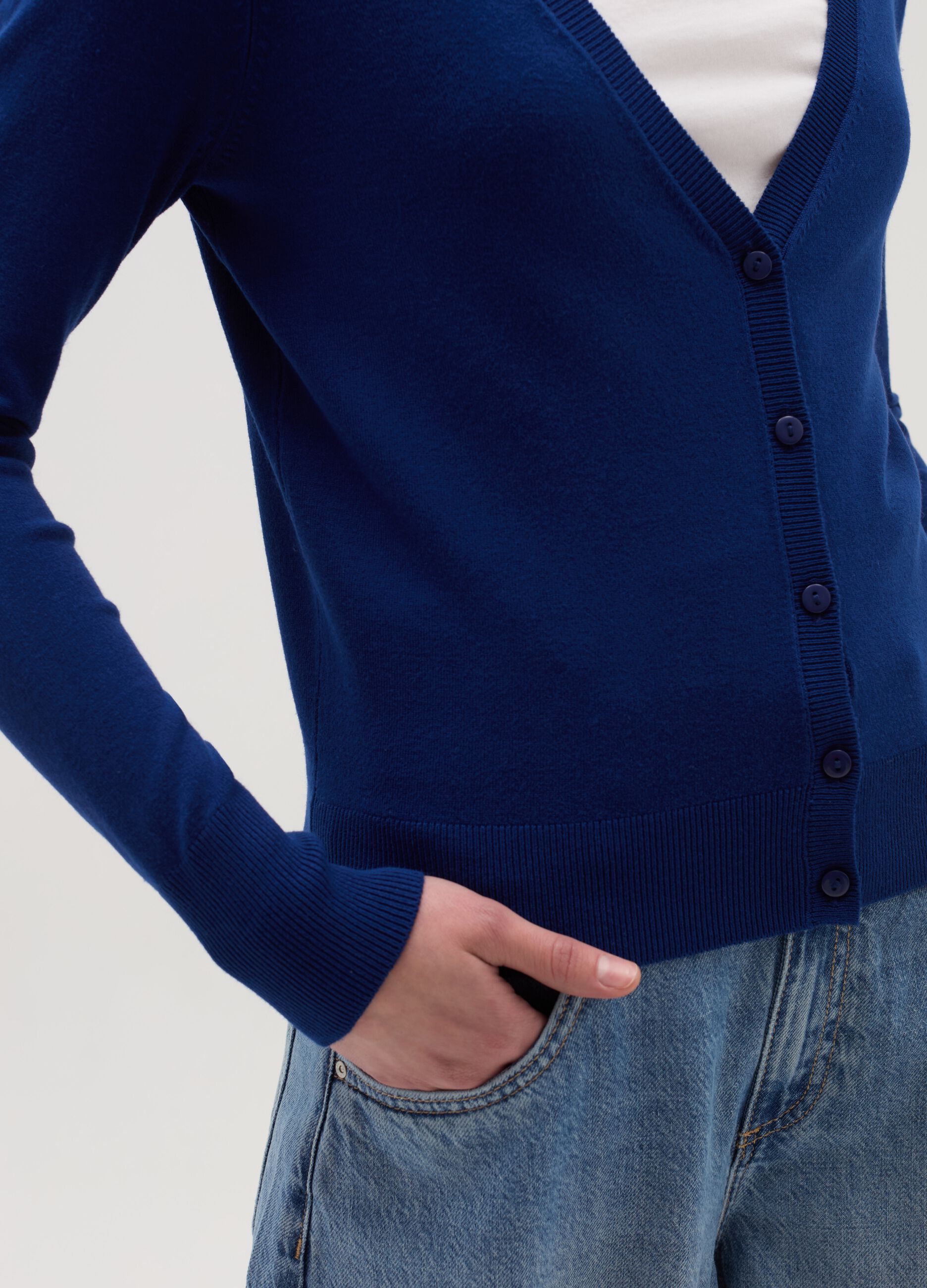 Solid colour cardigan with V neck