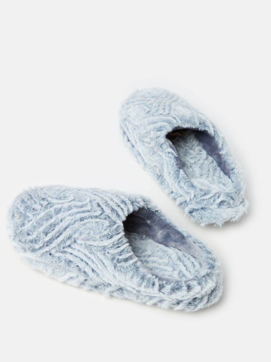 Slippers with raised design_1