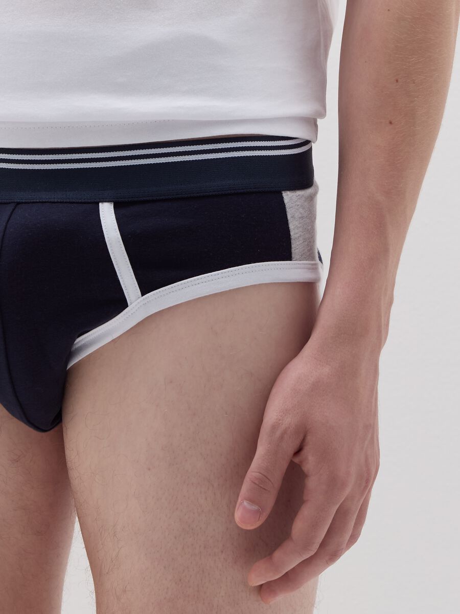 Briefs with contrasting details_3