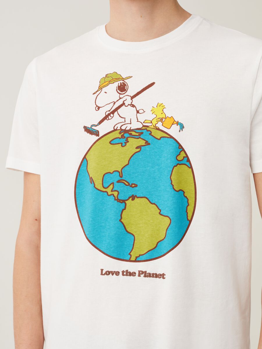T-shirt stampa Peanuts e pianeta Terra_3