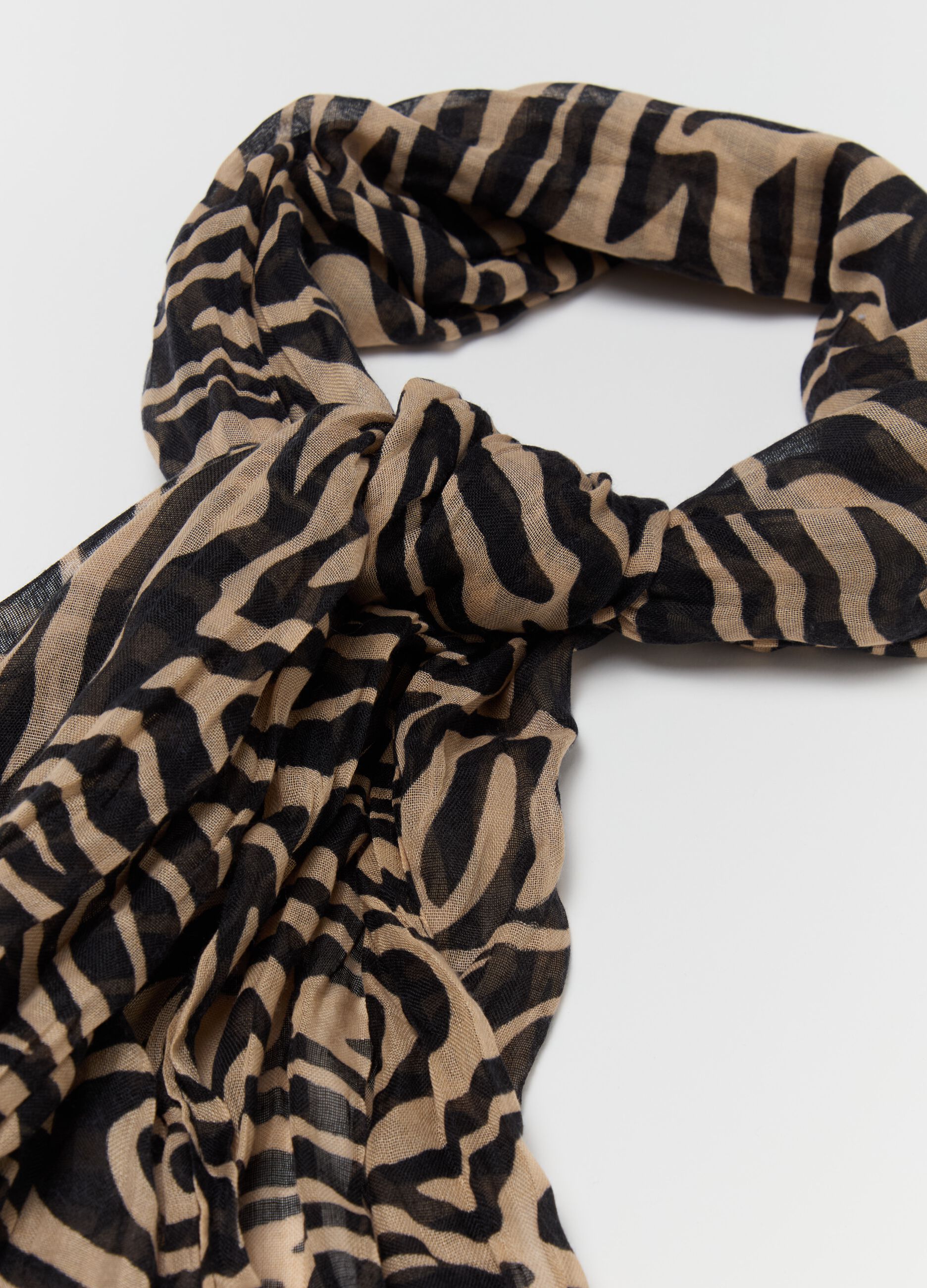 Crinkle-effect pashmina with all-over print