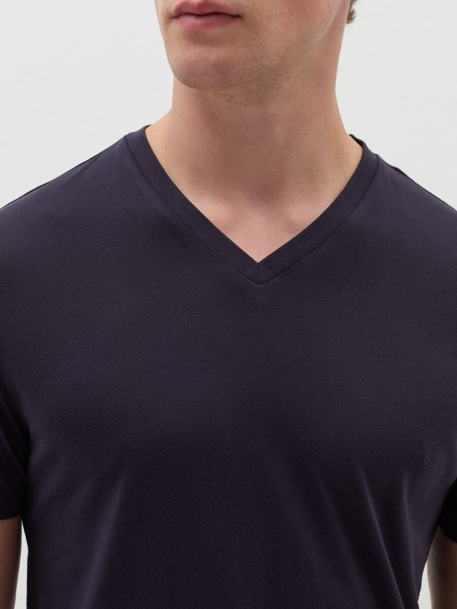 Organic cotton undershirt with V neck_3