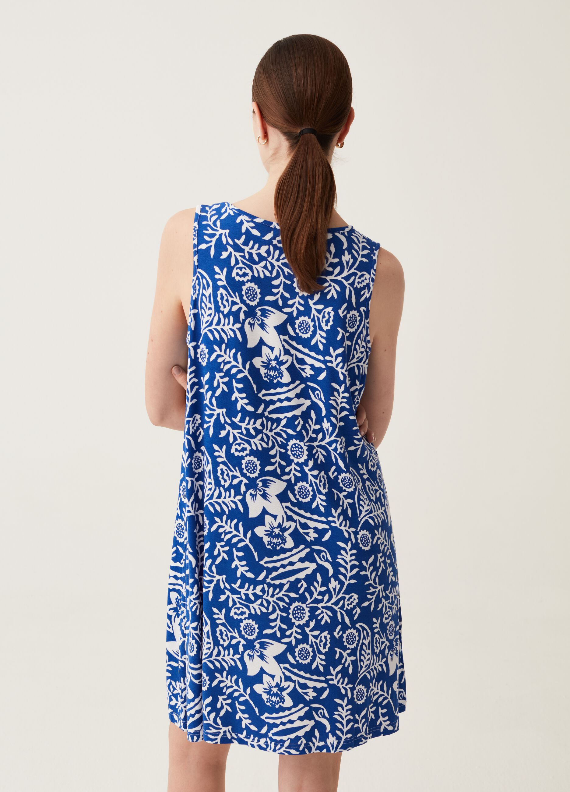 Short sleeveless dress with all-over print