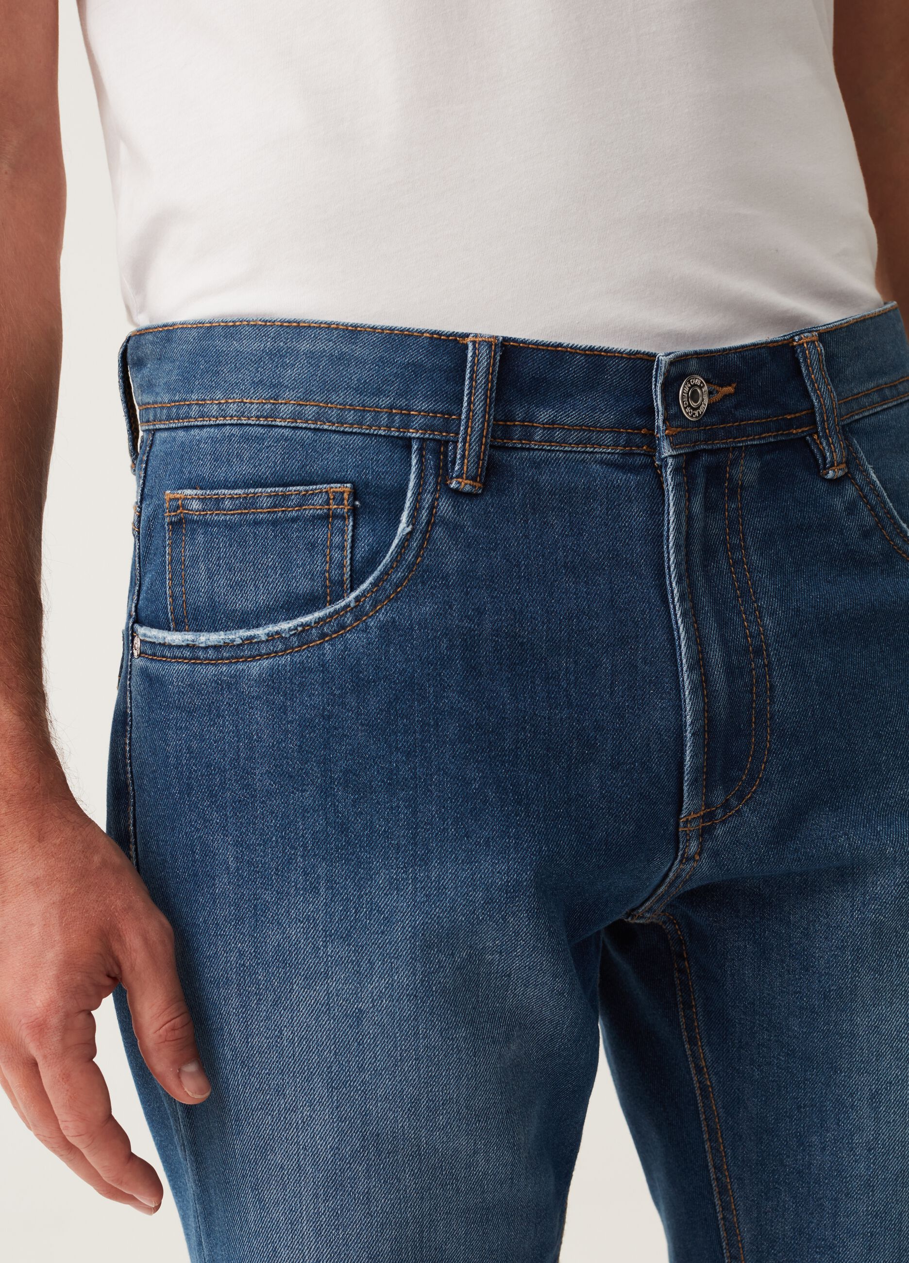 Slim-fit Bermuda shorts with five pockets