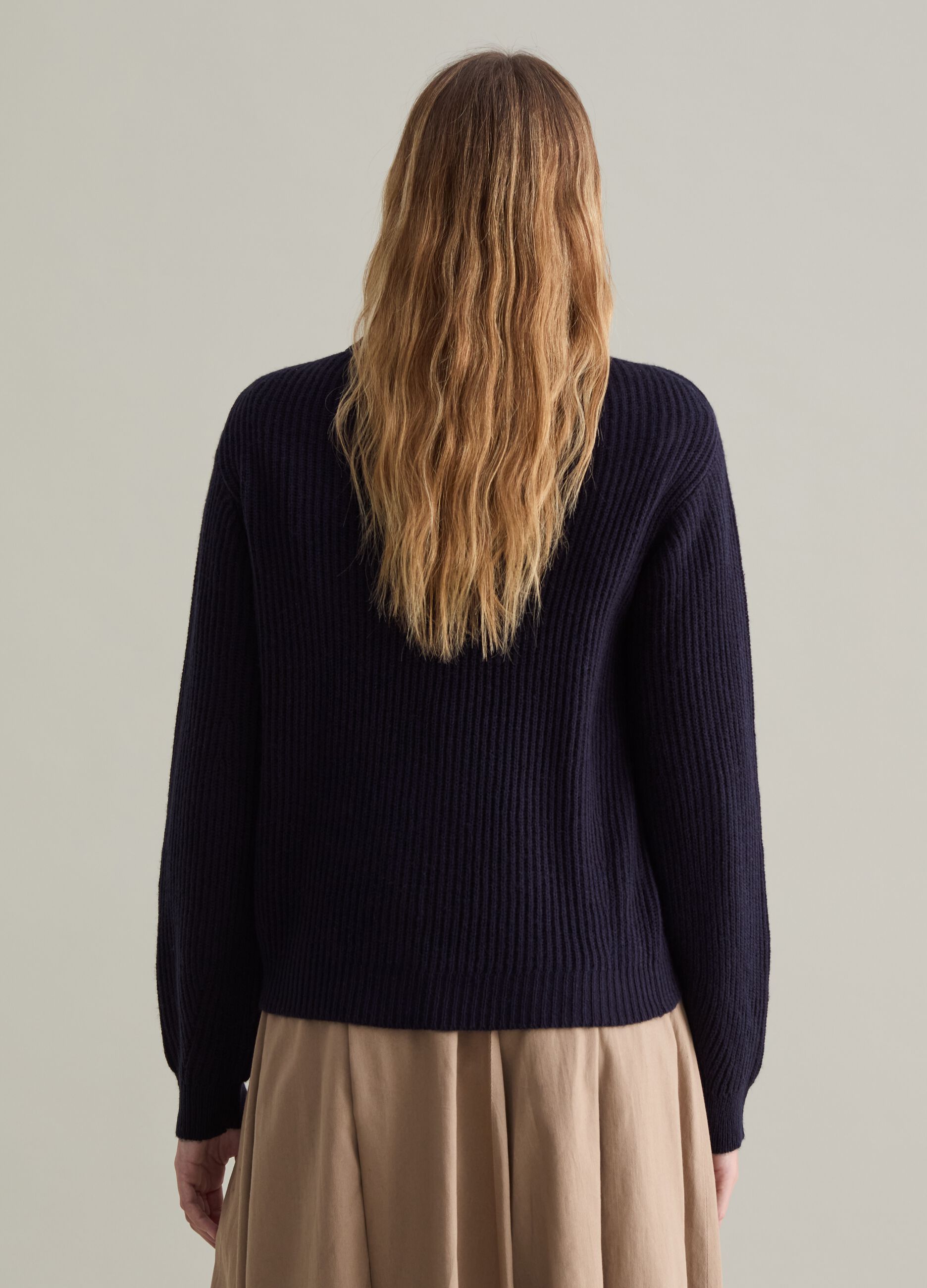 Ribbed pullover with round neckline