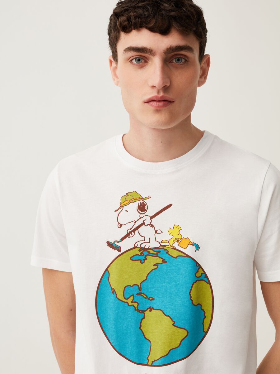 T-shirt stampa Peanuts e pianeta Terra_0