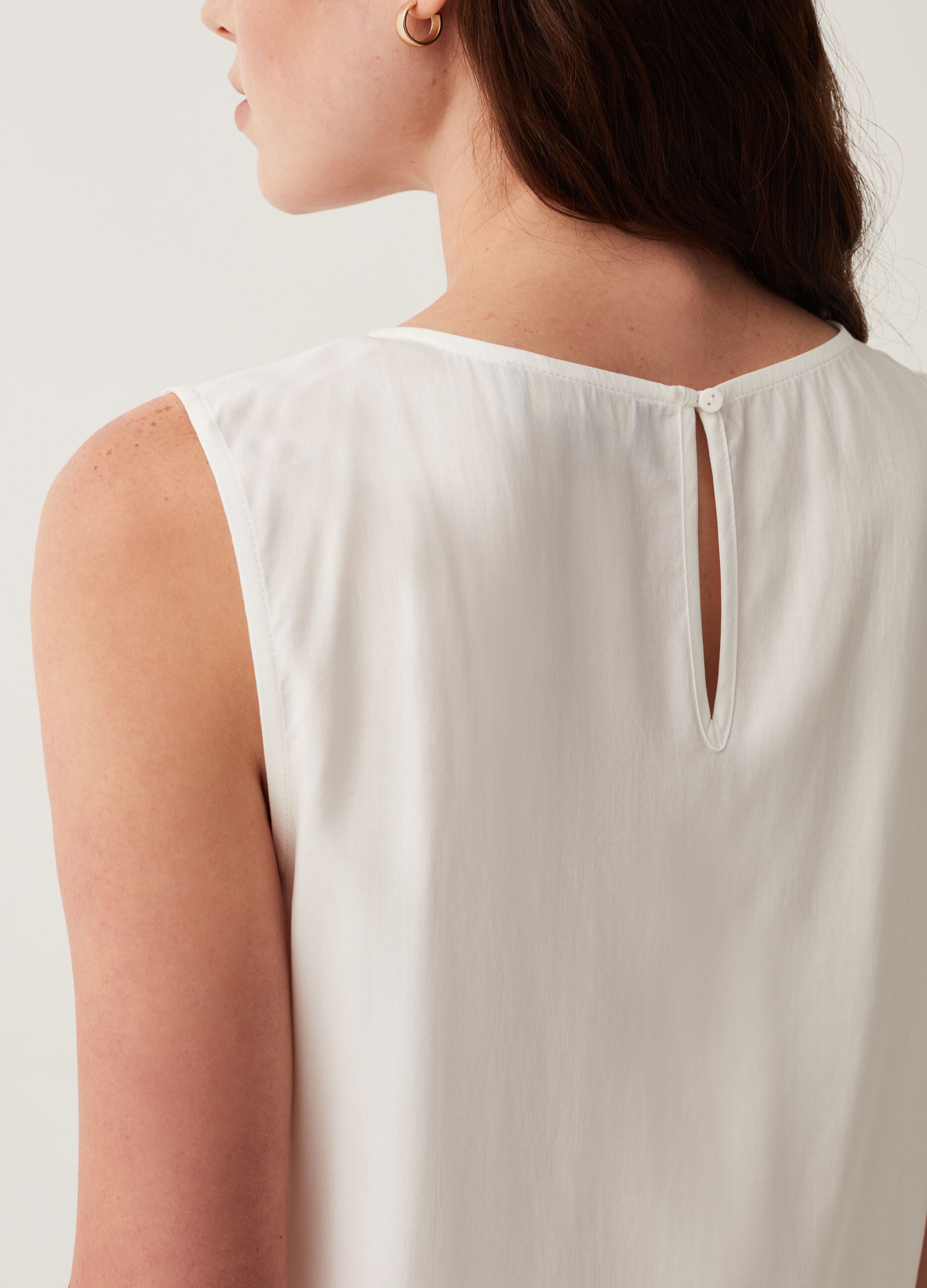 Blusa smanicata con plissettatura