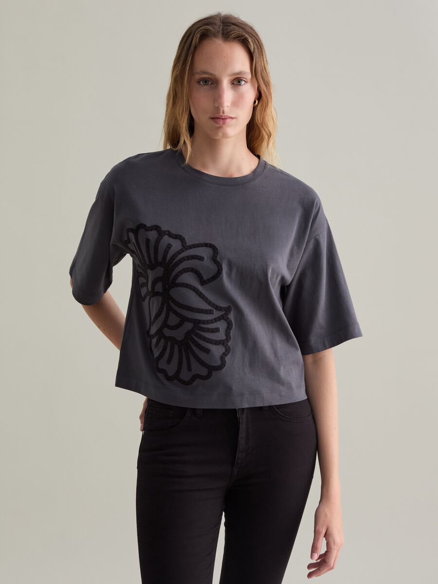 Oversized T-shirt with floral embroidery_1