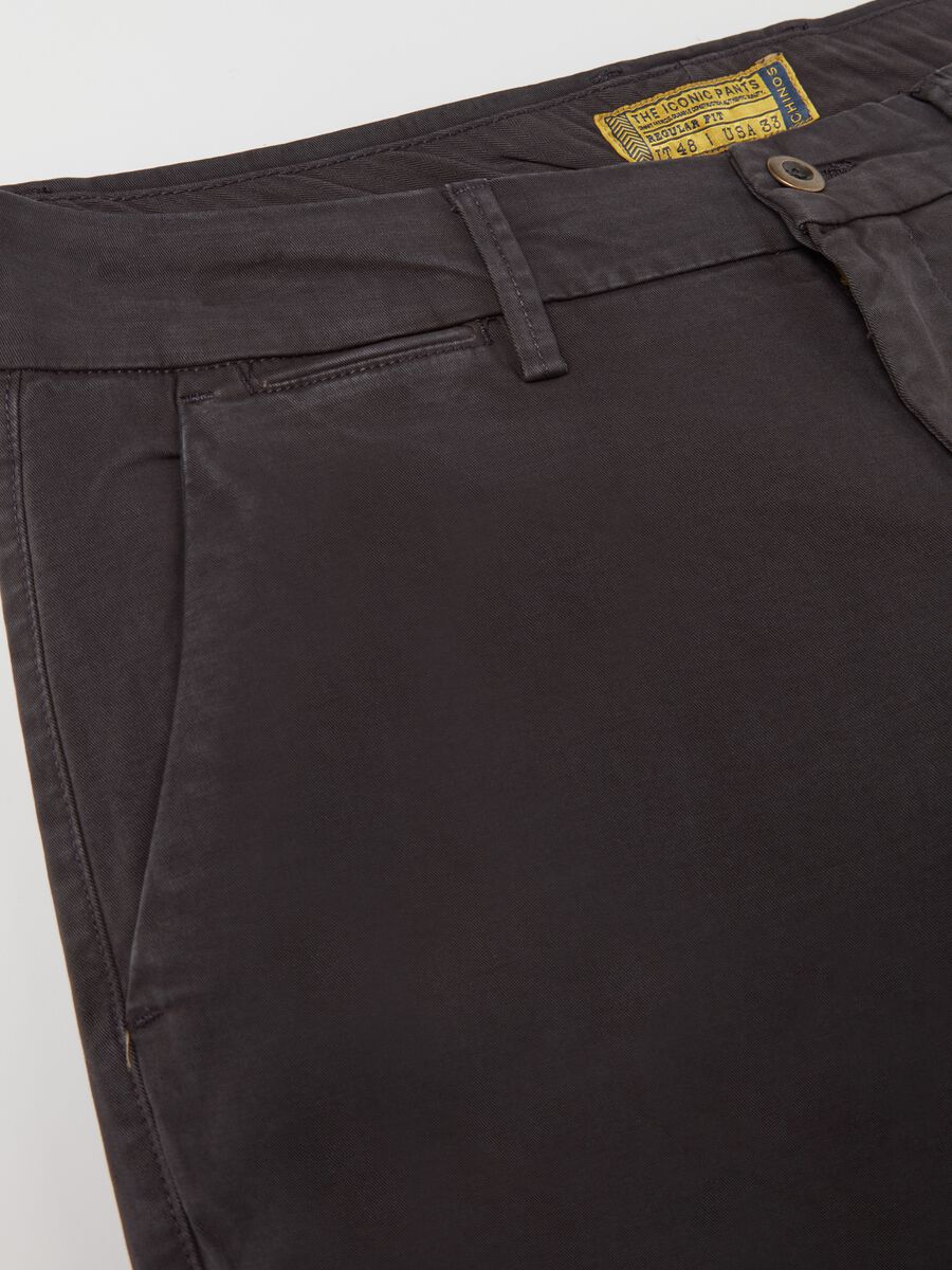 Pantalone chino regular fit in cotone stretch_5