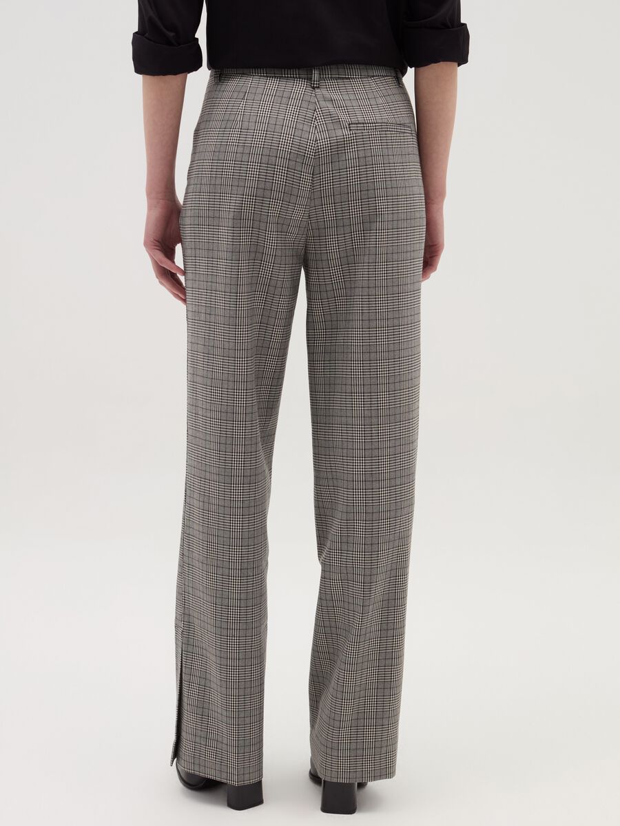 Trousers with splits on the hem_2