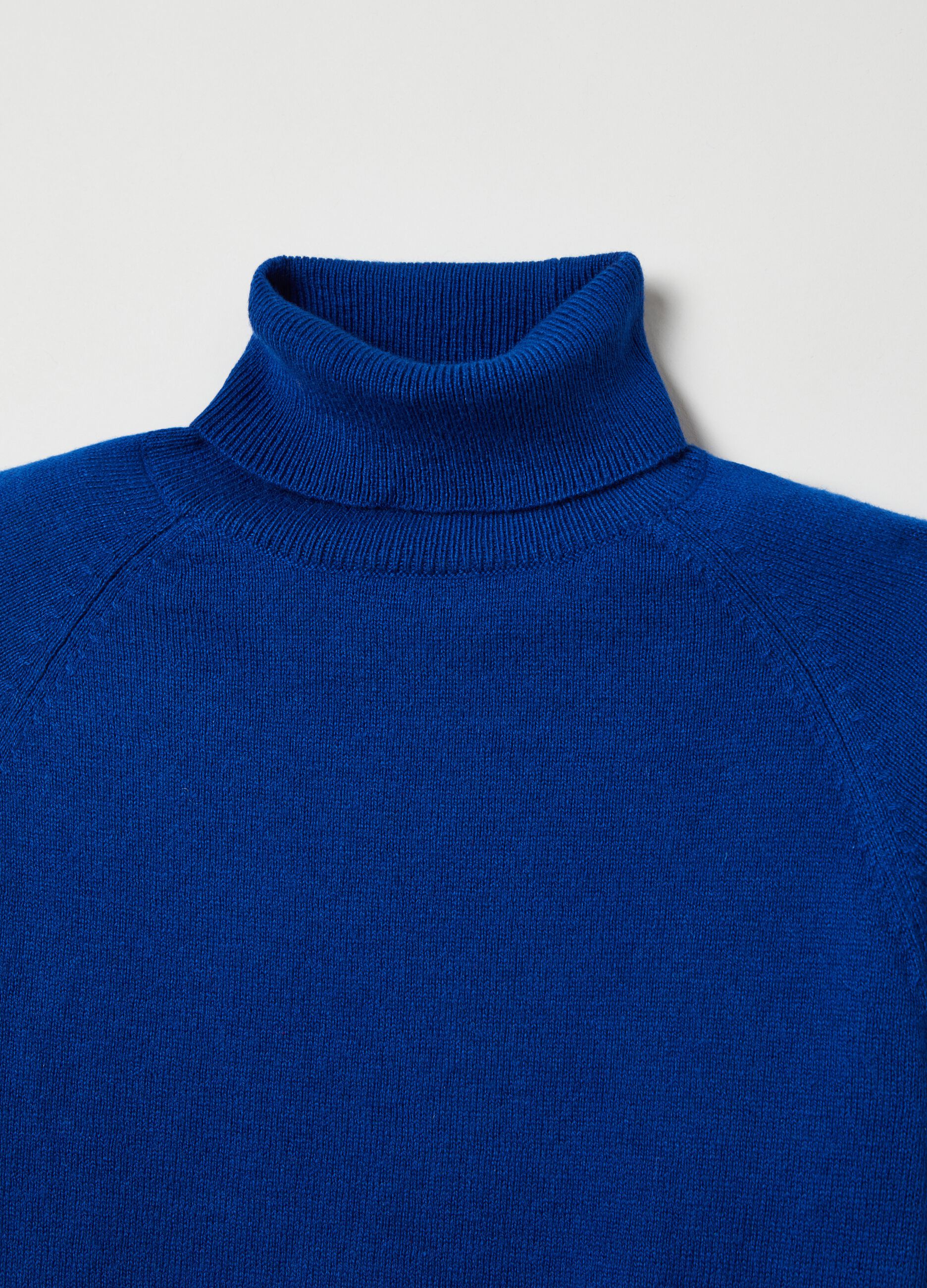 Turtleneck jumper with raglan sleeves