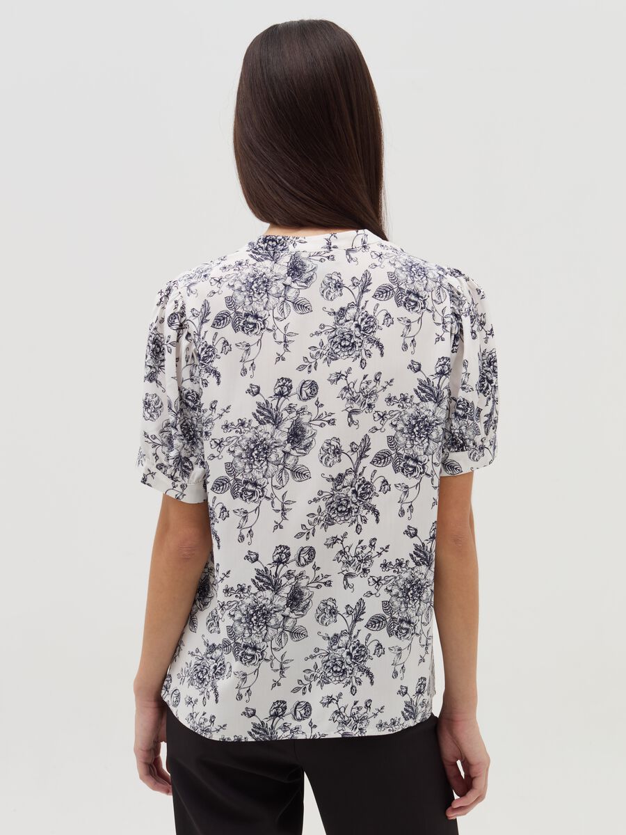 Blusa in fantasia con scollo a V_2